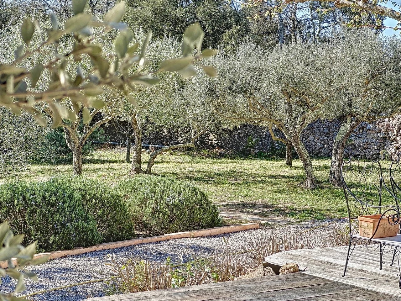 Magnificent 13,000 sq m plot with bright villa, large pool and olive grove