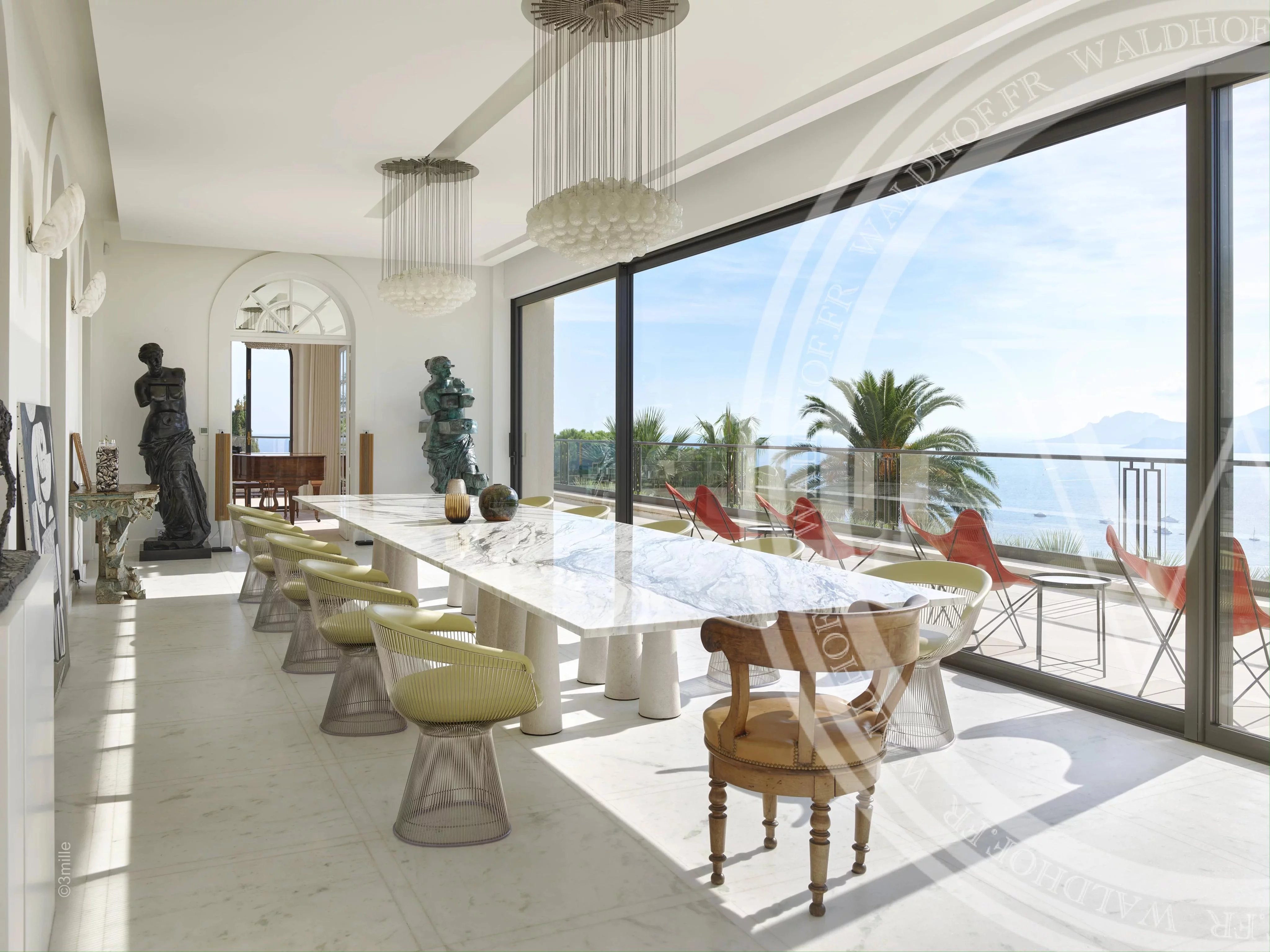 Palais de 2500 m² entièrement rénové surplombant toute la ville de Cannes