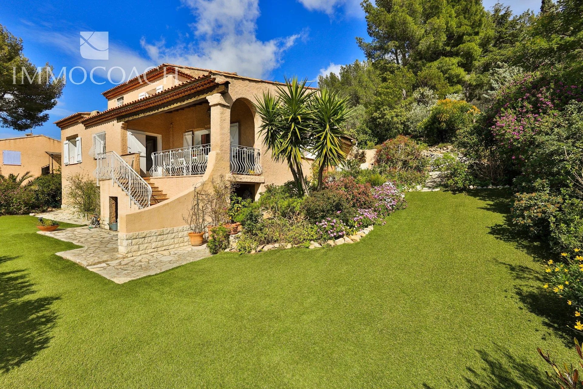 Villa for sale in Bandol with sea view