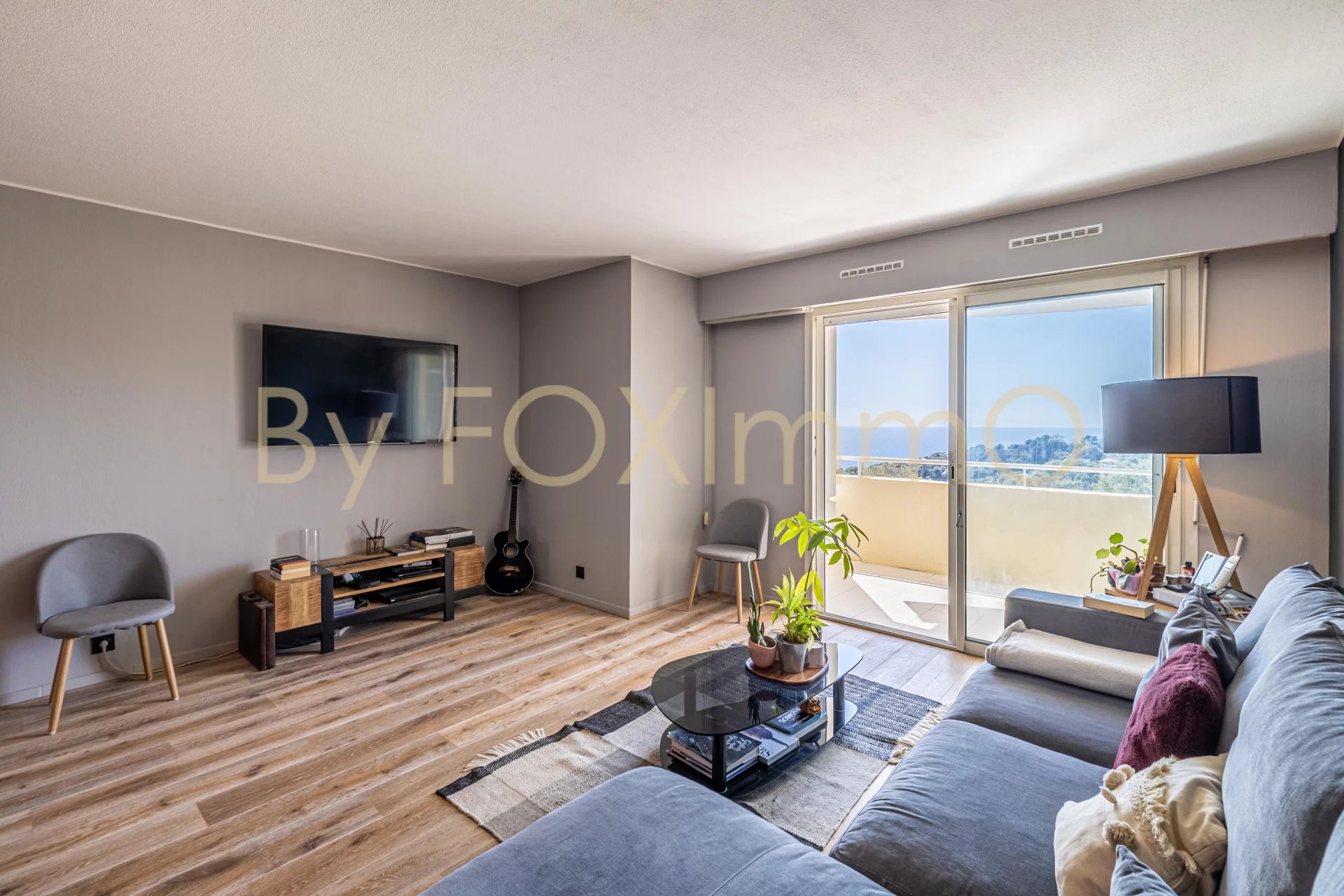 Sur la Côte d'Azur, superbe appartement 3 pièces  en très bon état, vue panoramique mer sans vis à vis avec parking privatif