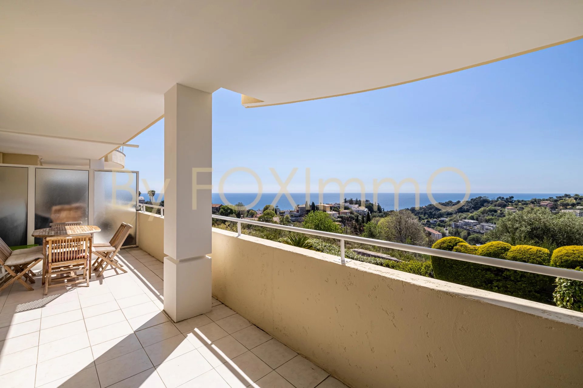 Sur la Côte d'Azur, superbe appartement 3 pièces  en très bon état, vue panoramique mer sans vis à vis avec parking privatif
