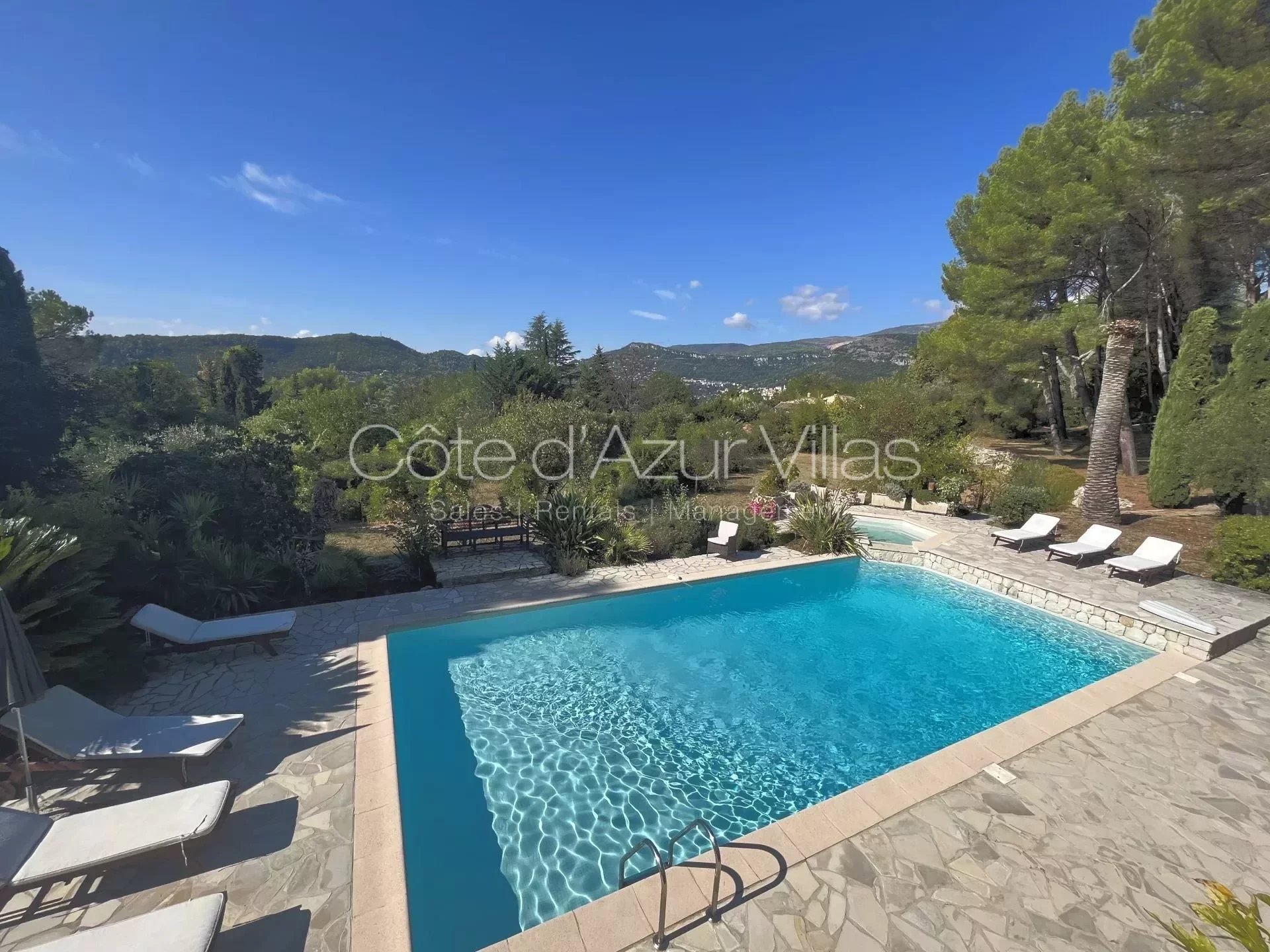 Tourrettes-sur-Loup - Spacieuse Villa de 600 m² au calme absolu