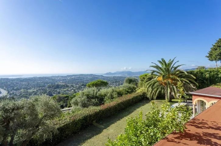 HUGE PROPERTY WITH SPECTACULAR PANORAMIC VIEW