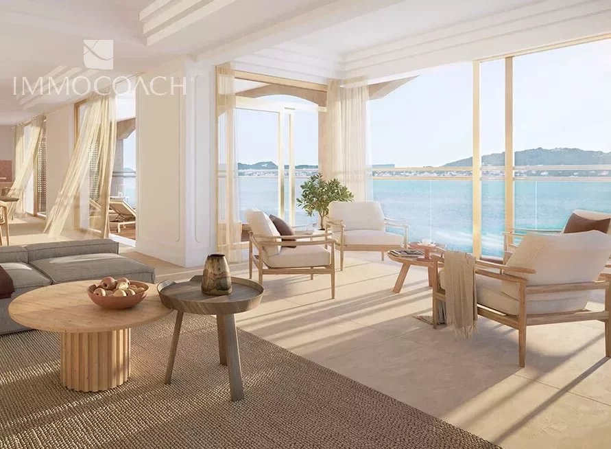 Luxury condominium facing the sea