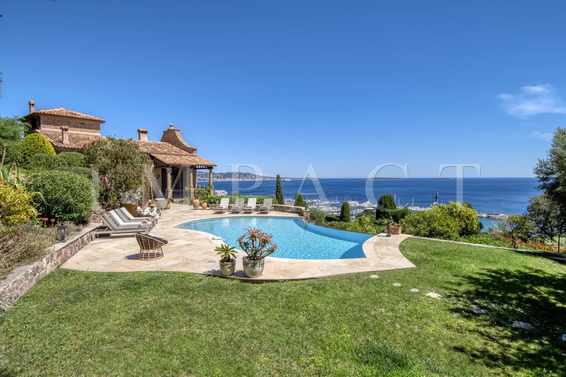 Superbe propriété avec piscine de 5 chambres à quelques minutes des plages.