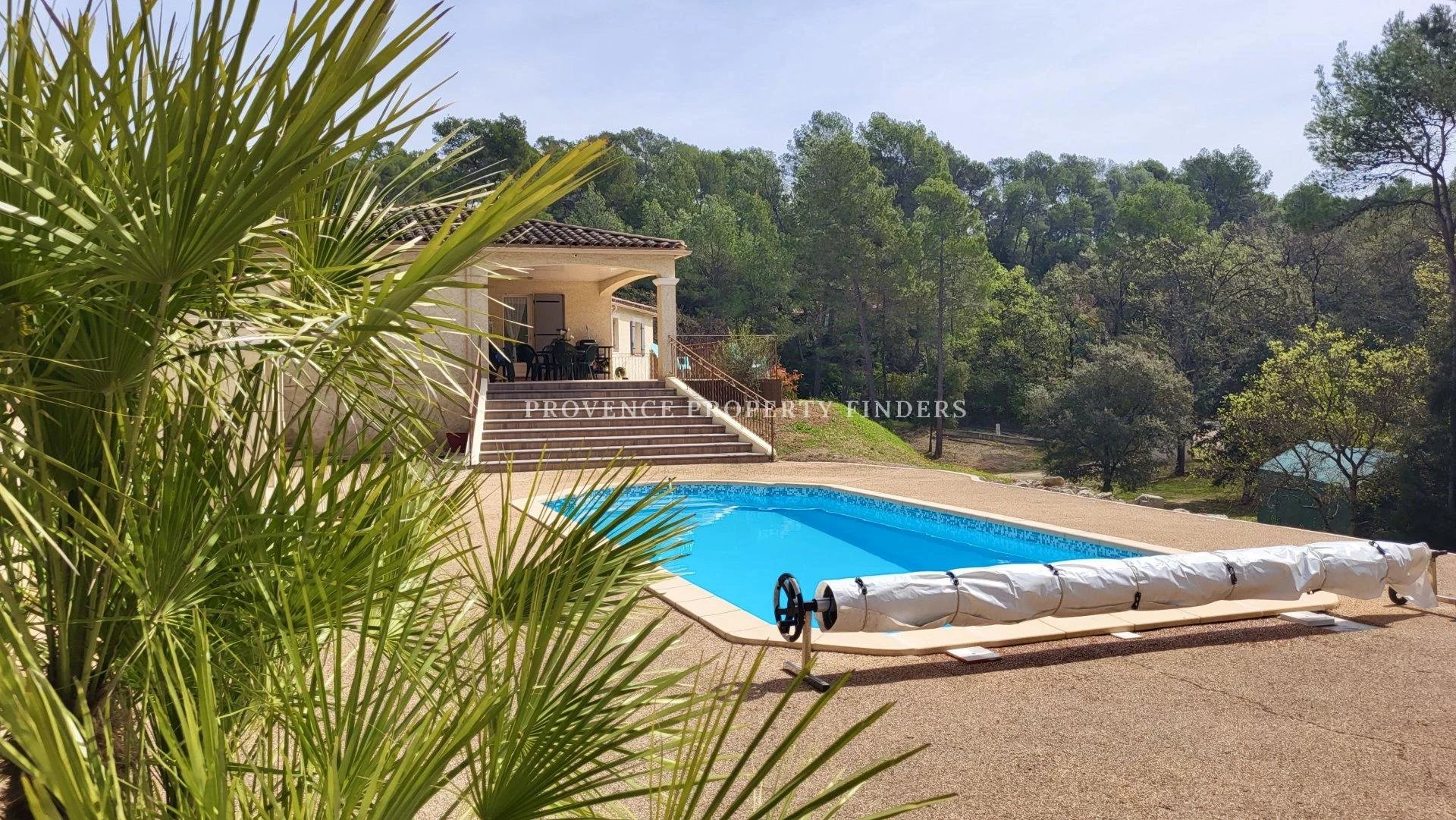 Villa avec 4 chambres, studio, piscine chauffée.