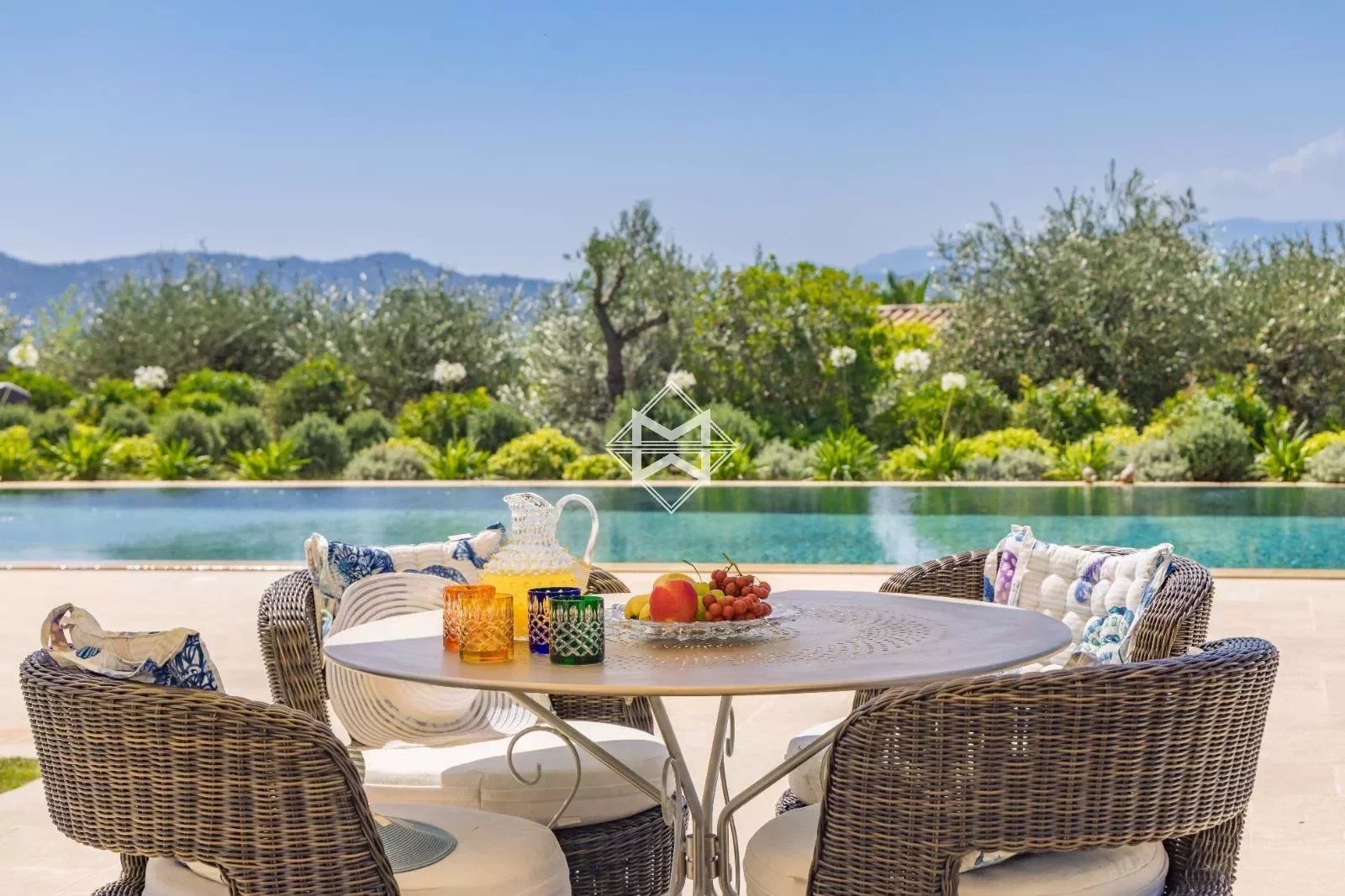 06250 MOUGINS VILLA