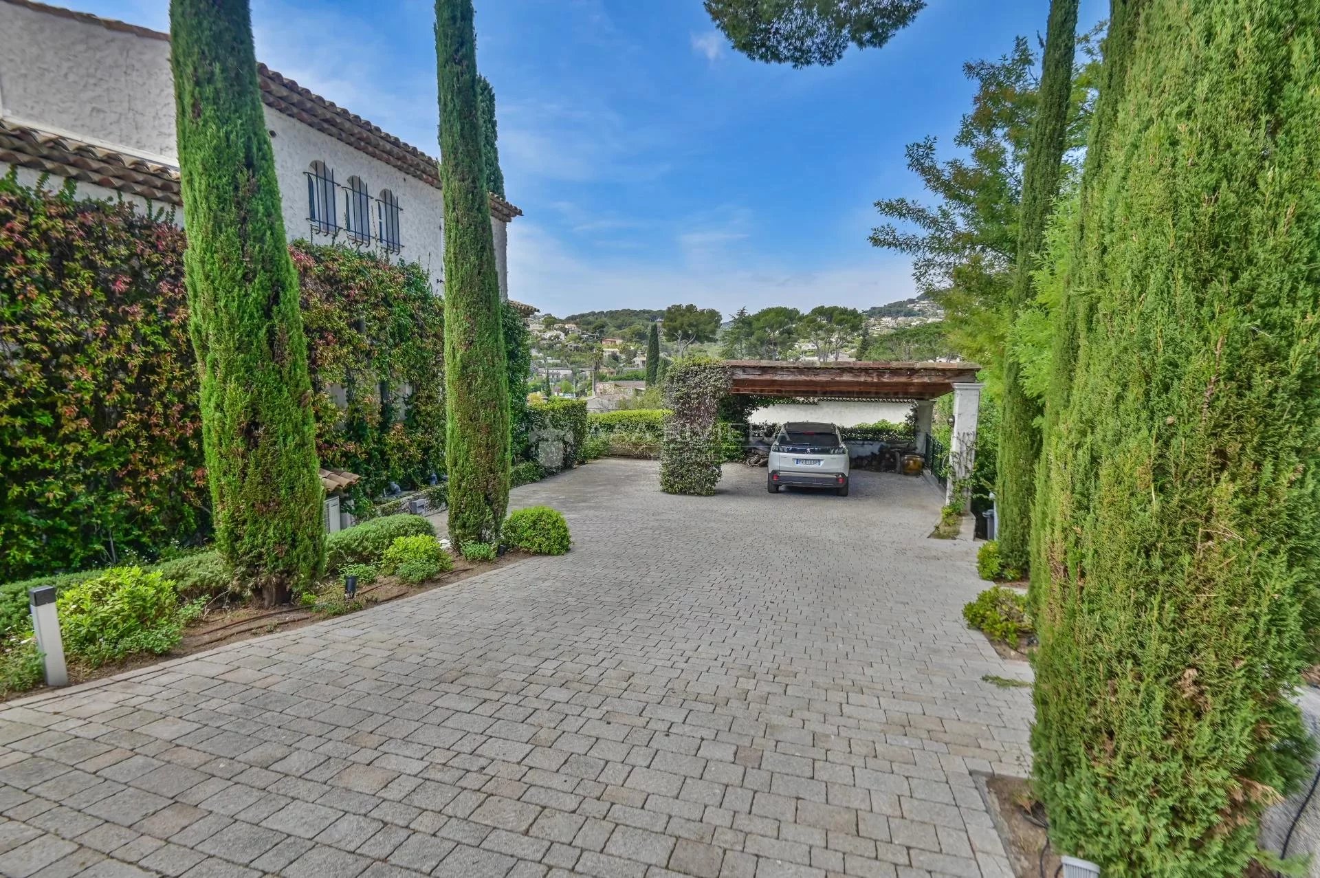 SOLE AGENT - UNDER OFFER - Superb property with sea view on the heights of Domaine de Pimeau in Antibes