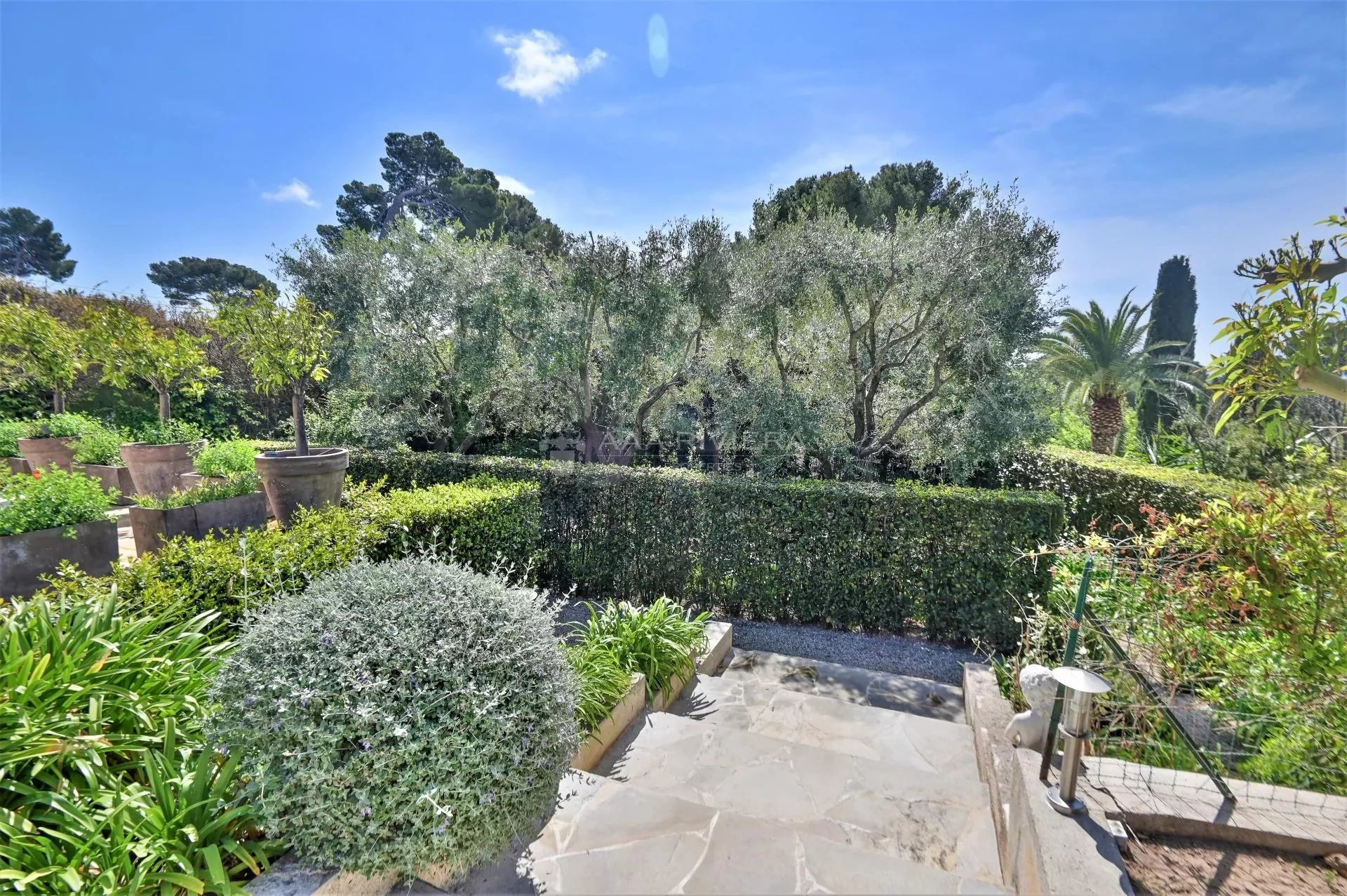SOLE AGENT - UNDER OFFER - Superb property with sea view on the heights of Domaine de Pimeau in Antibes