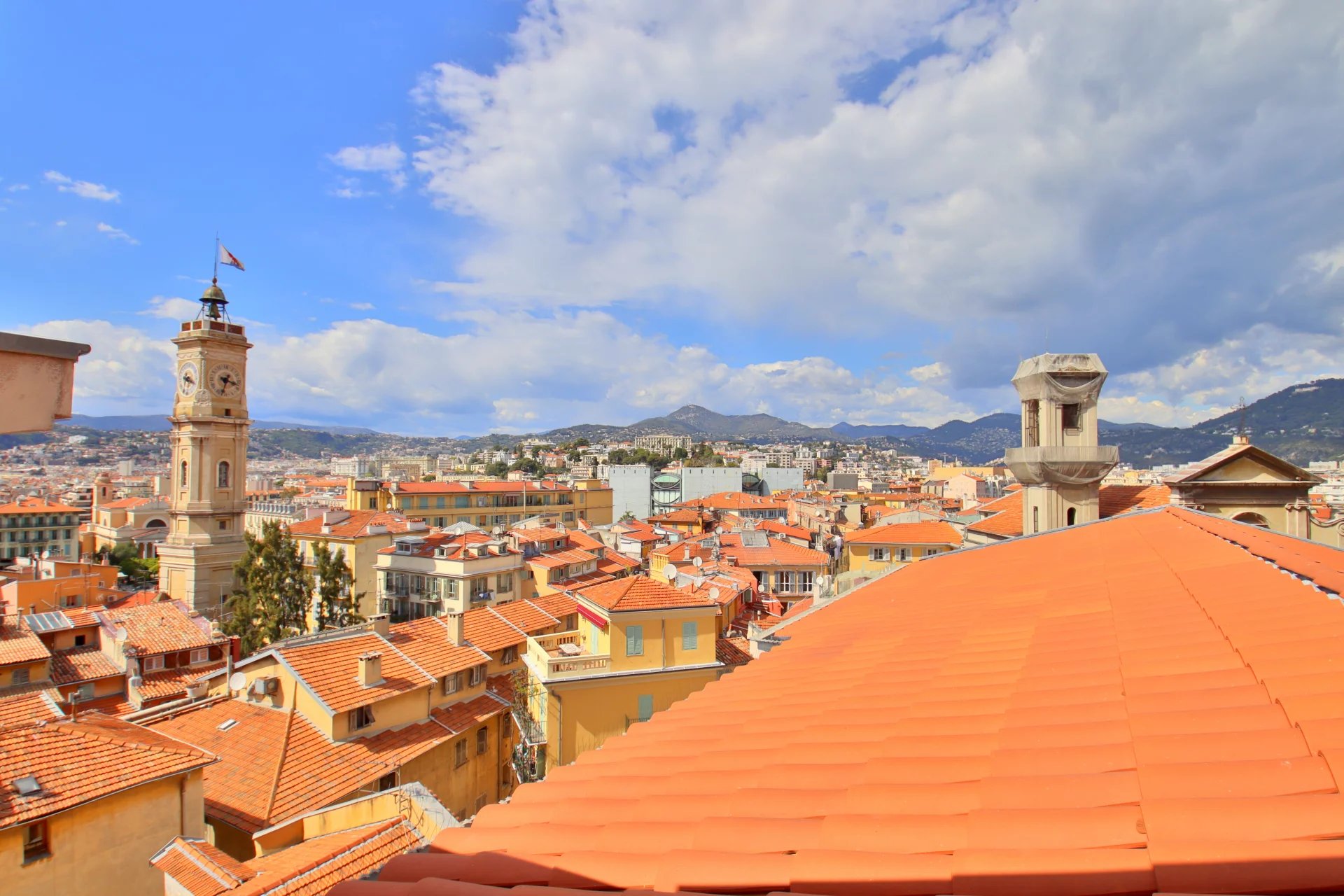 Vieux Nice 2P vue collines et toits Vieux Nice