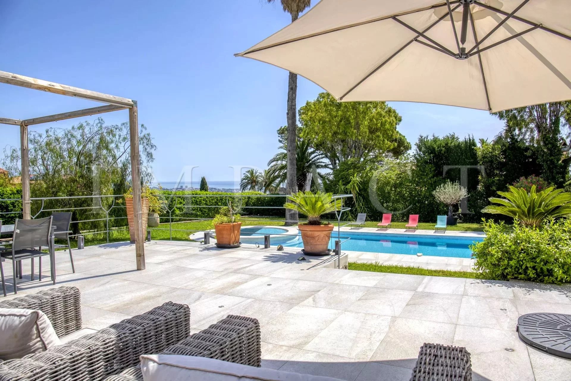 Super Cannes - One level villa - Sea view - Flat plot