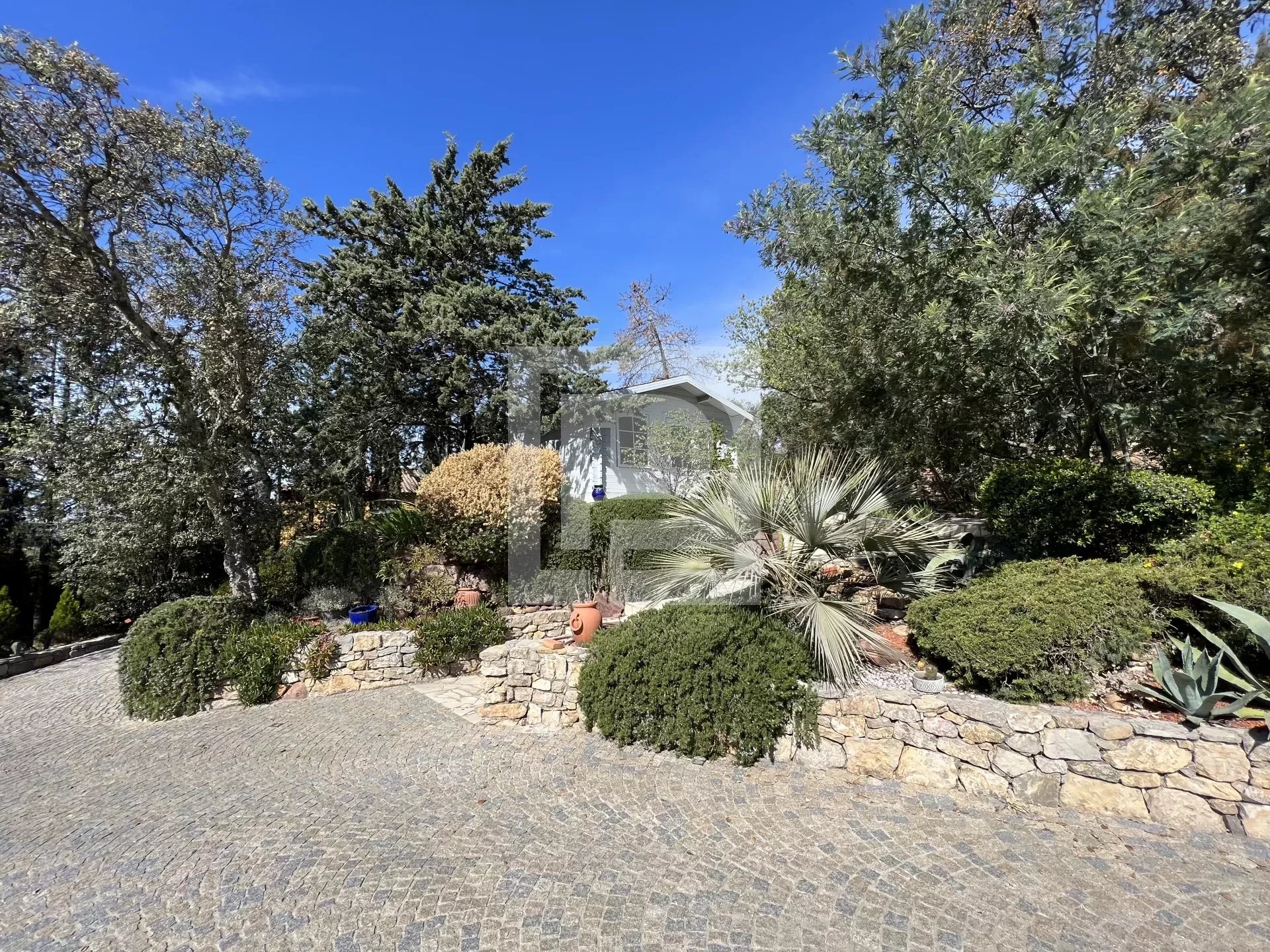 Charming property with panoramic views of the Massif des Maures