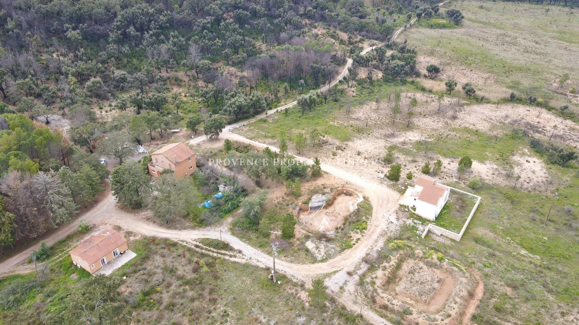 Large property for sale with 3 houses,  privacy guaranteed!