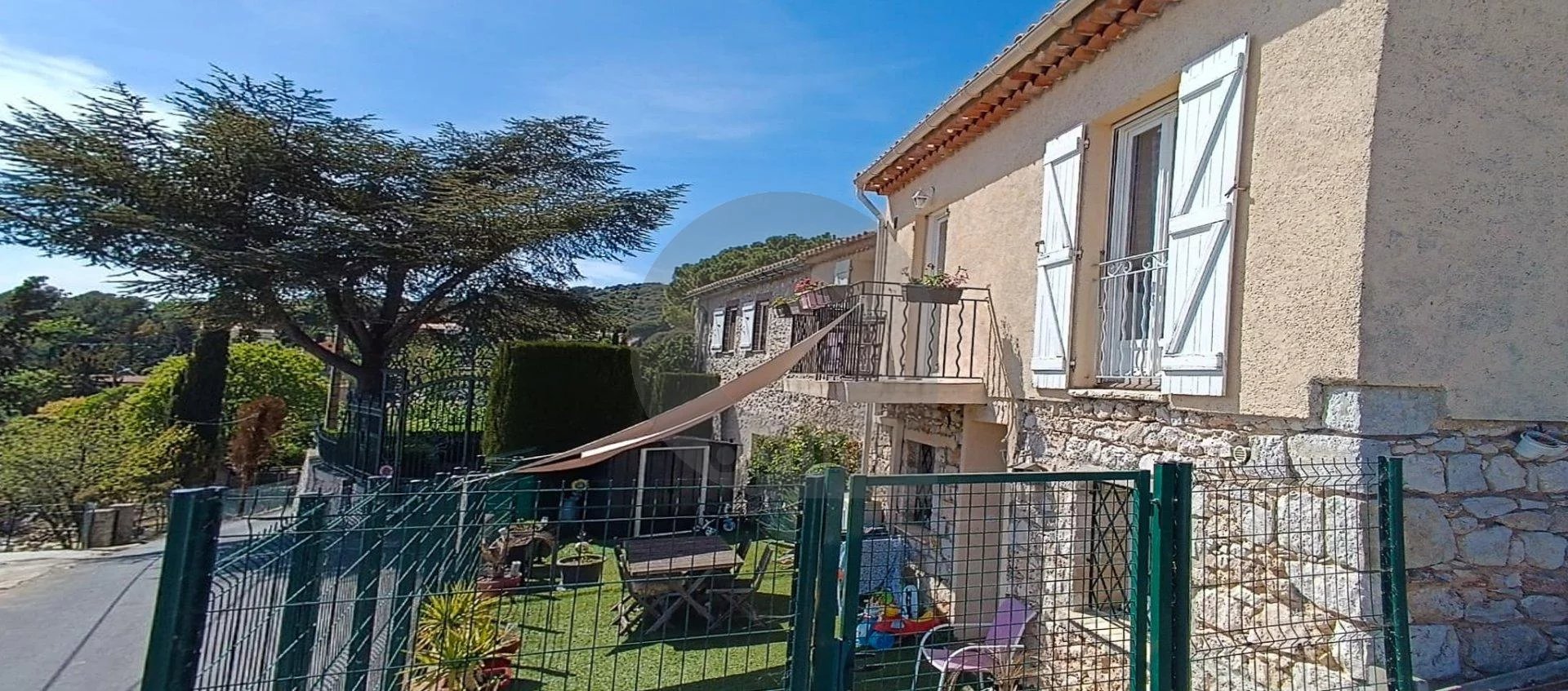 Charmante maison avec vue  sur les montagnes et les collines