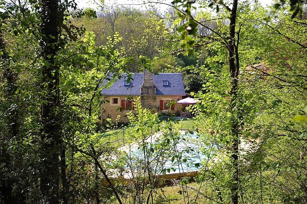 DORDOGNE - Prachtig complex van 2 stenen huizen en zwembad op 1,6 ha