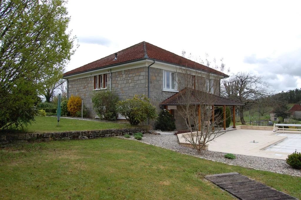 CORREZE - Maison moderne avec piscine et belle vue sur 4360 m2