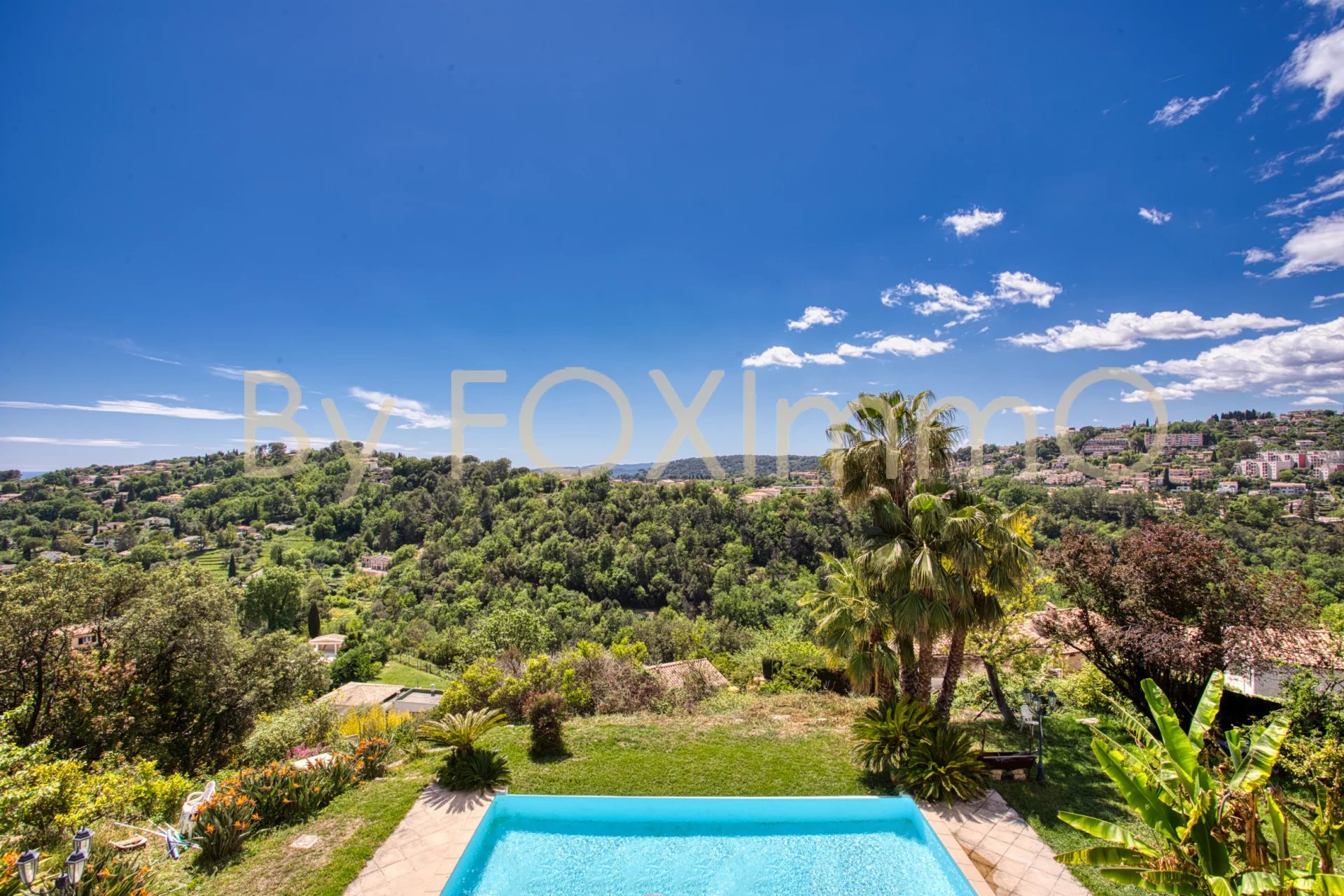 EXCLUSIVITÉ ! Sur la Côte d'Azur, Vence, Villa Récente, 400m2, dominante, calme absolu, vue dégagée, parfaite exposition