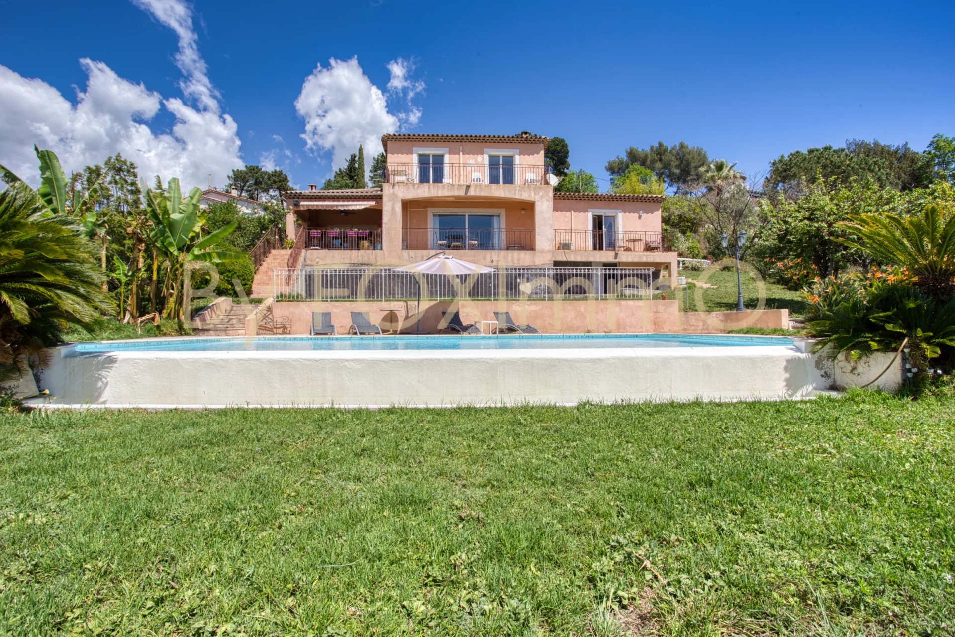 EXCLUSIVITY ! On the Côte d'Azur, Vence, Recent villa, 400m2, dominant, absolute calm, clear view, perfect exposure