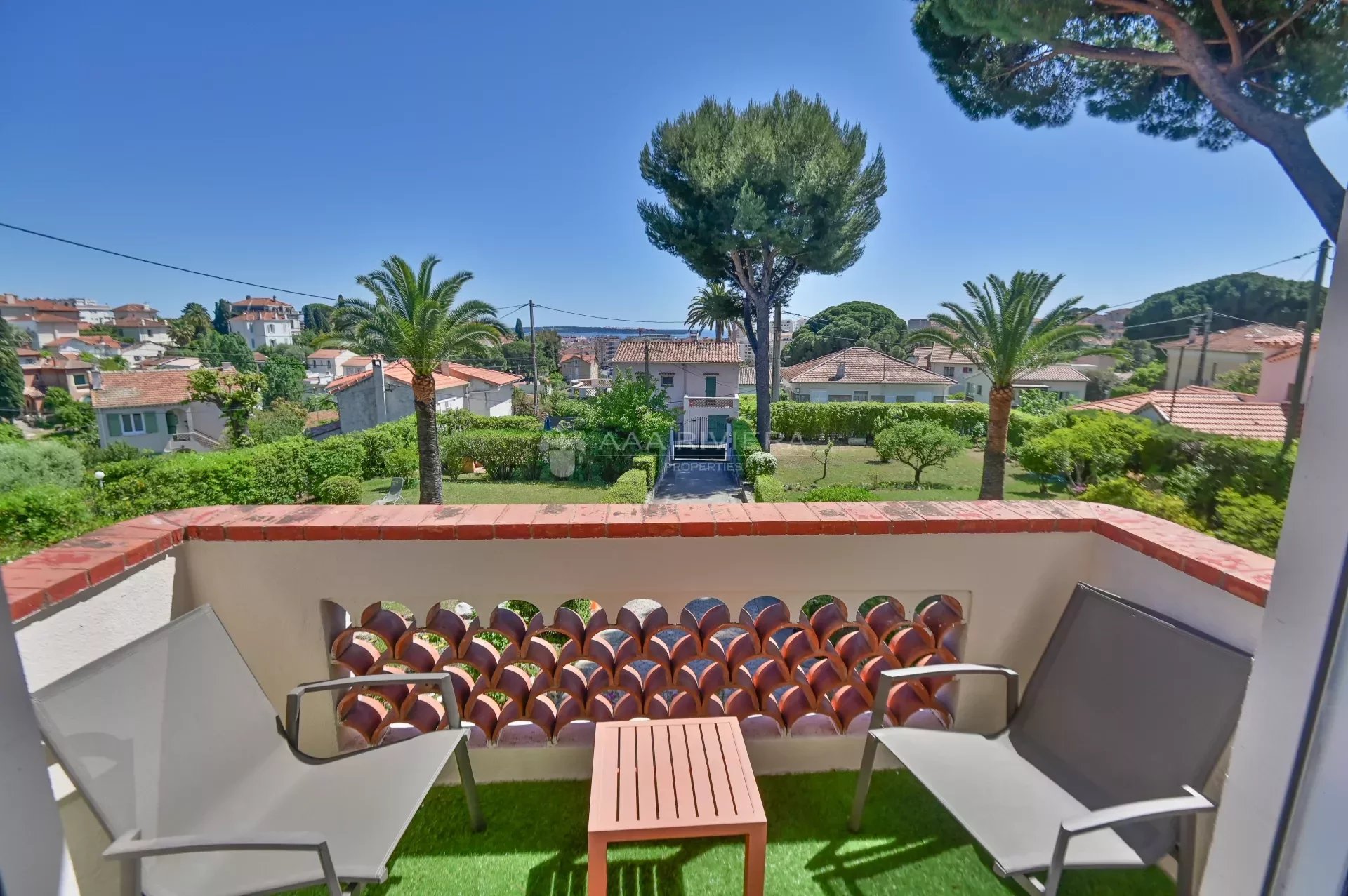 Cannes / Vallergues large 3-room apartment in excellent condition with open sea and city views