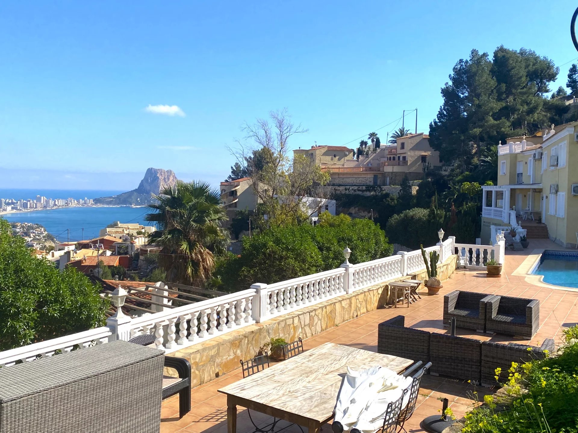 Villa met groot verhuurpotentieel en panoramisch zeezicht in Calpe