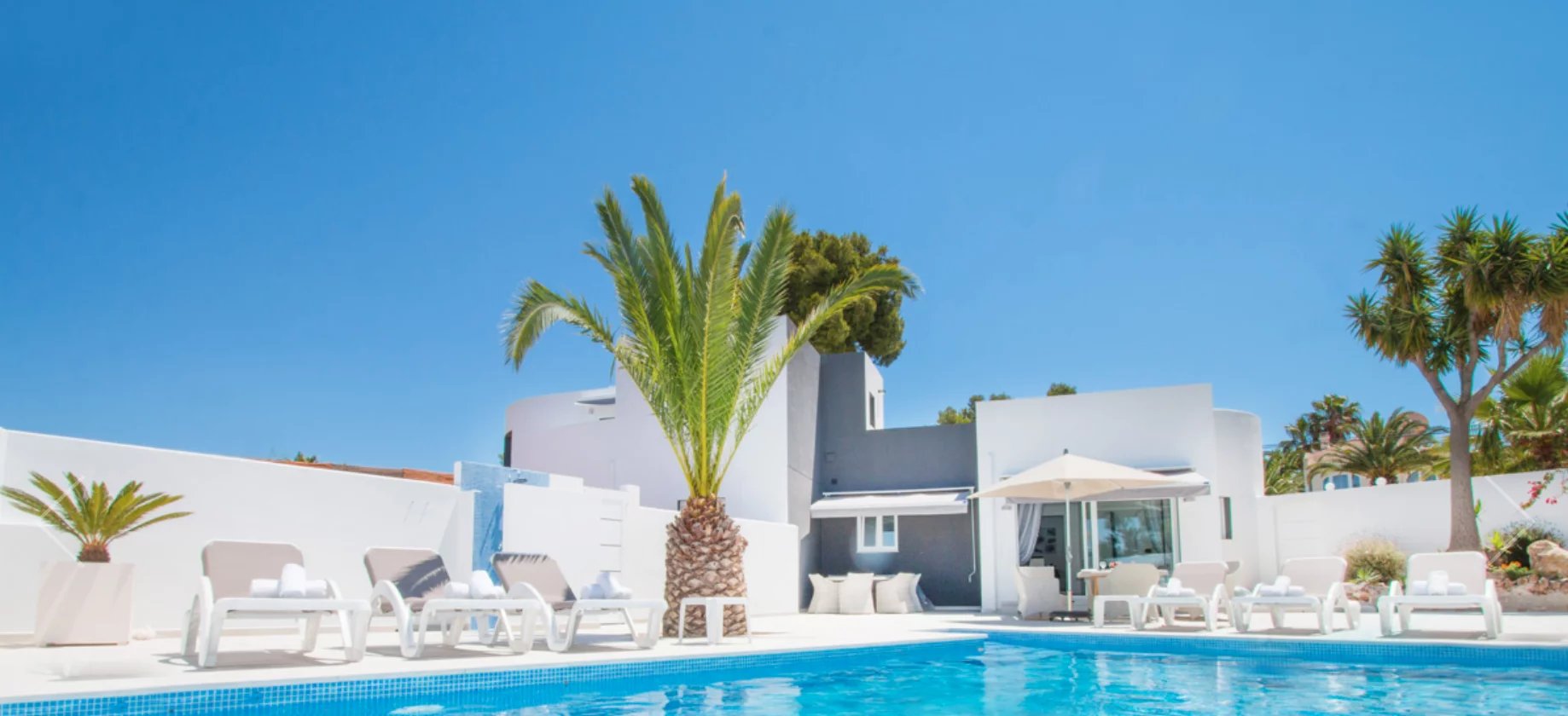 Grote villa met 3 accommodaties en 2 privézwembaden te koop in San Jaime
