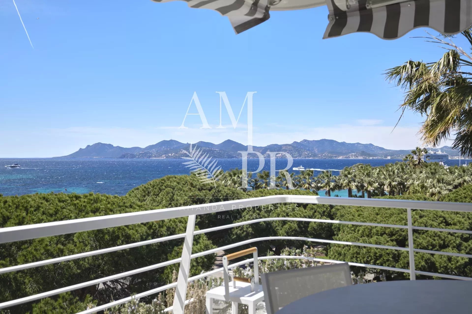 Cannes Pointe Croisette - 4 room flat - Panoramic sea view