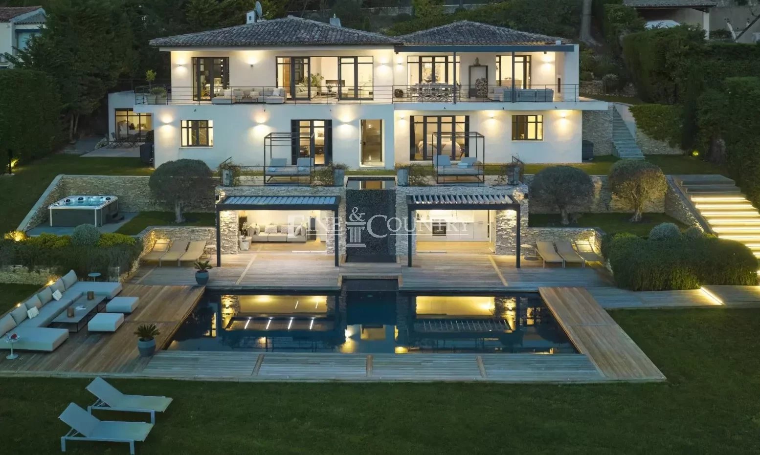 Contemporary Villa for sale in Cannes with panoramic views