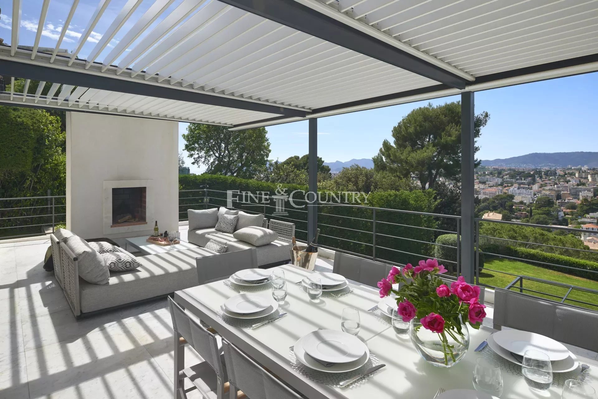 Contemporary Villa for sale in Cannes with panoramic views