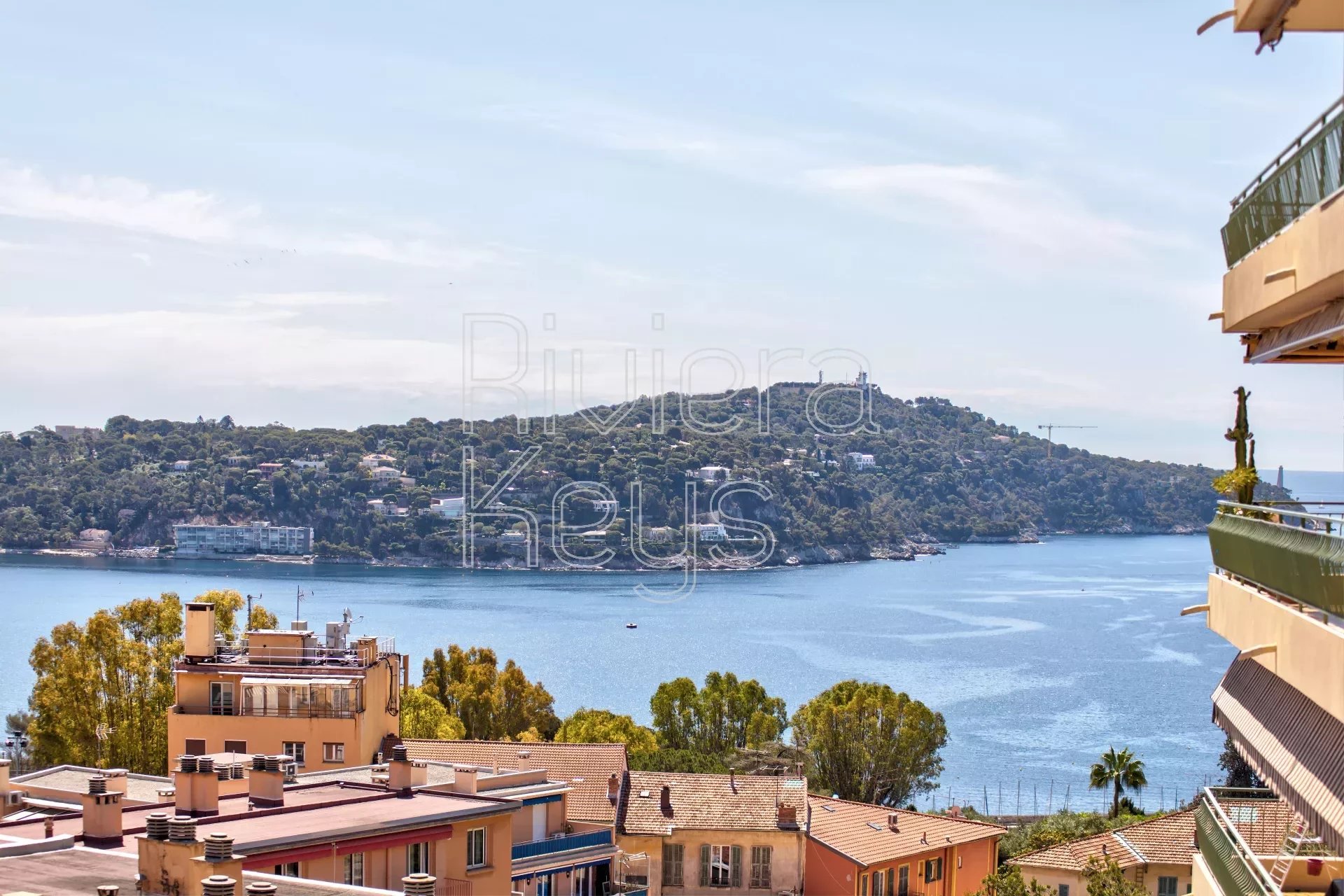 VILLEFRANCHE-SUR-MER : 4 pièces entièrement rénové, spacieuse terrasse, vue mer panoramique