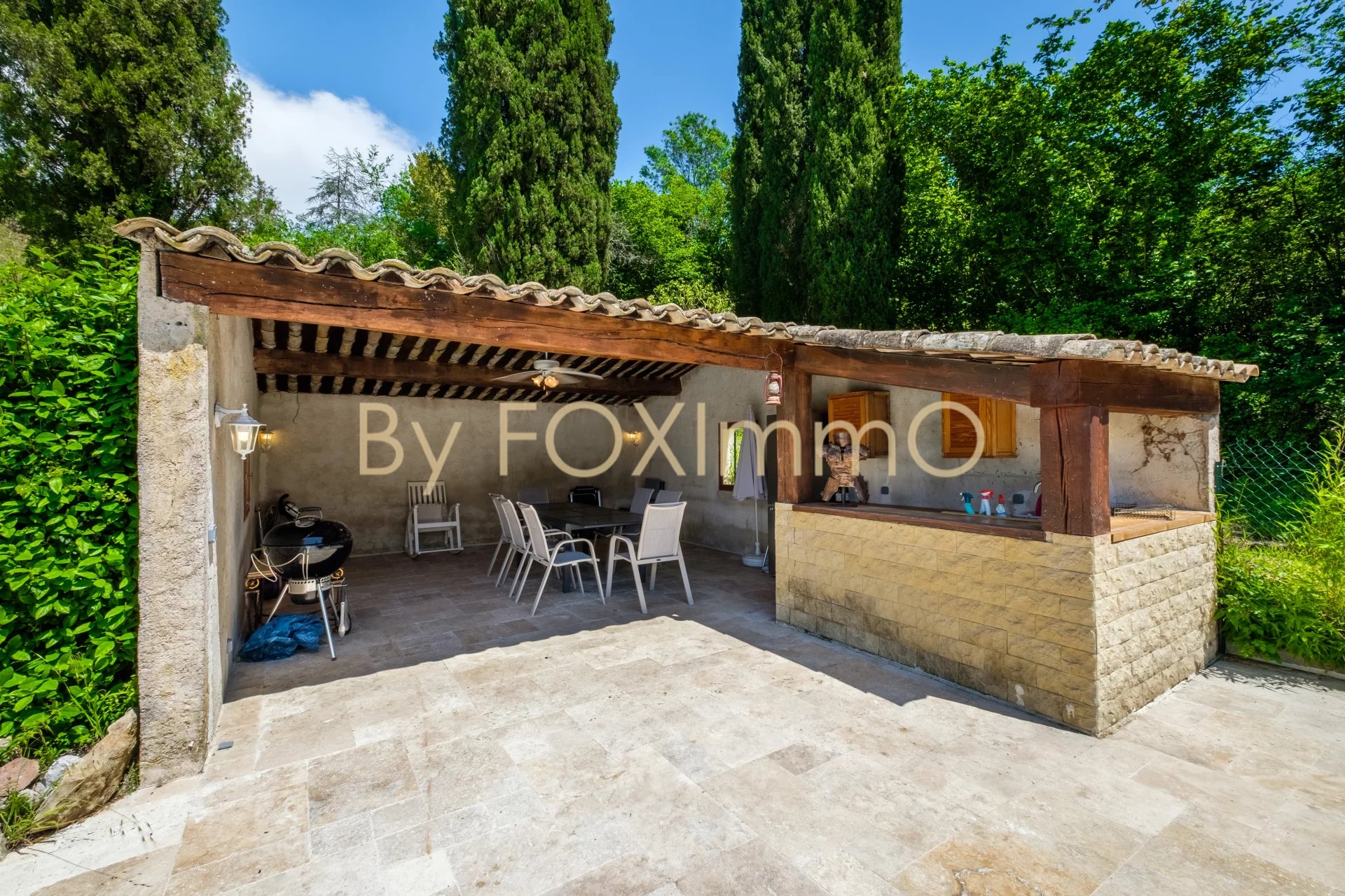In Costa Azzurra, magnifica villa in assoluta tranquillità con piscina, pool house, garage e un terreno di 2680m²