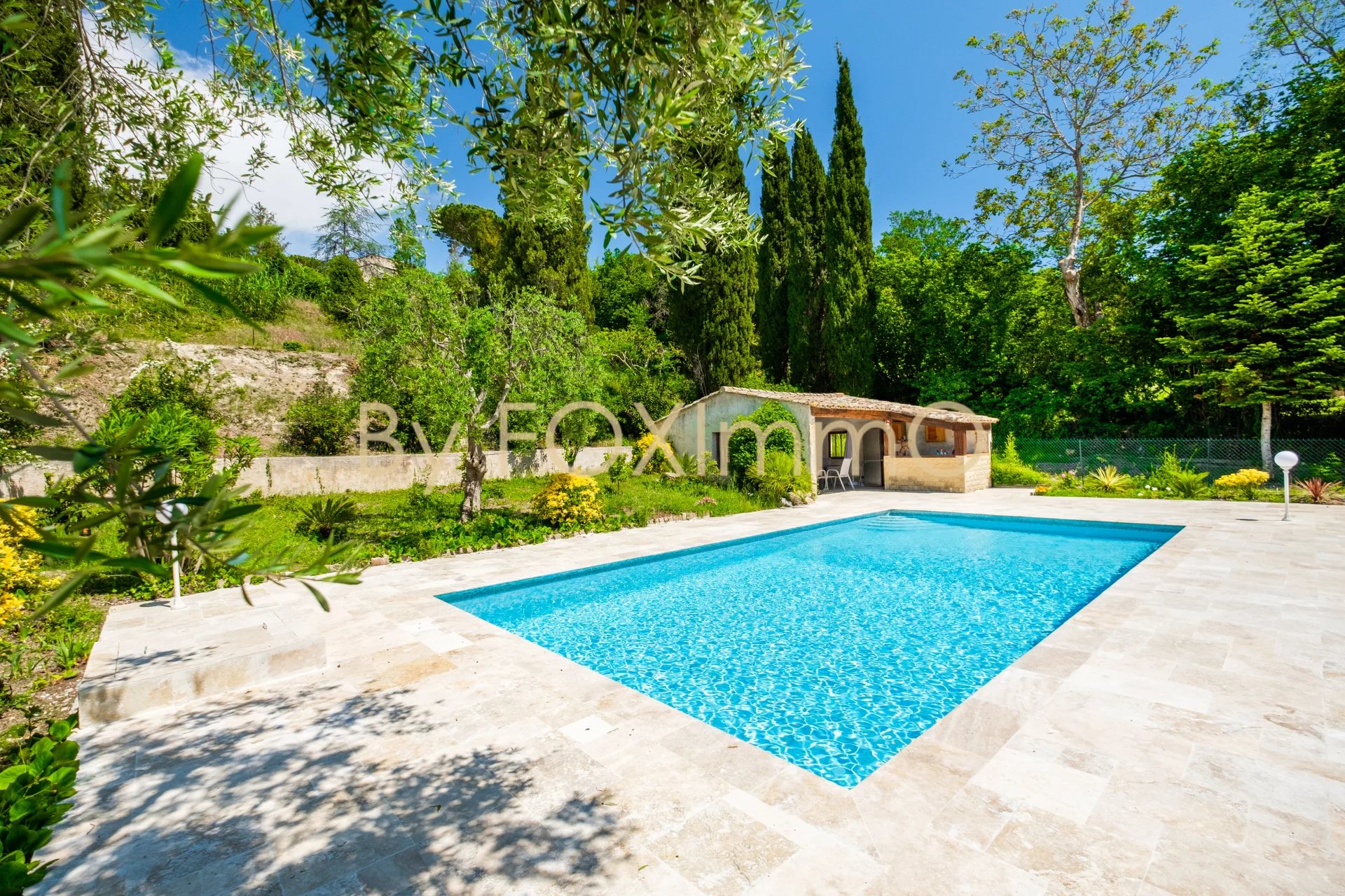Sur la Côte d'Azur, magnifique villa au calme absolu avec piscine, pool house, garage et un terrain de 2680m²