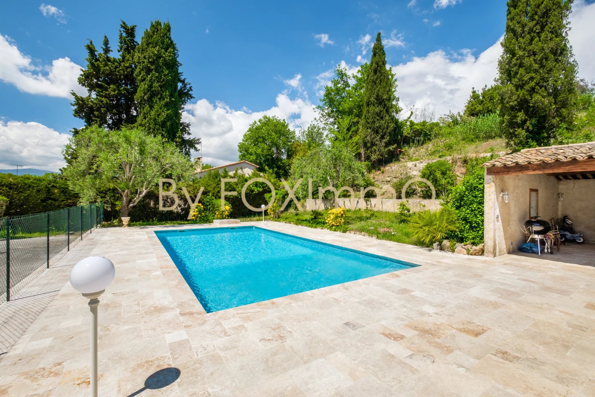 Sur la Côte d'Azur, magnifique villa au calme absolu avec piscine, pool house, garage et un terrain de 2680m²