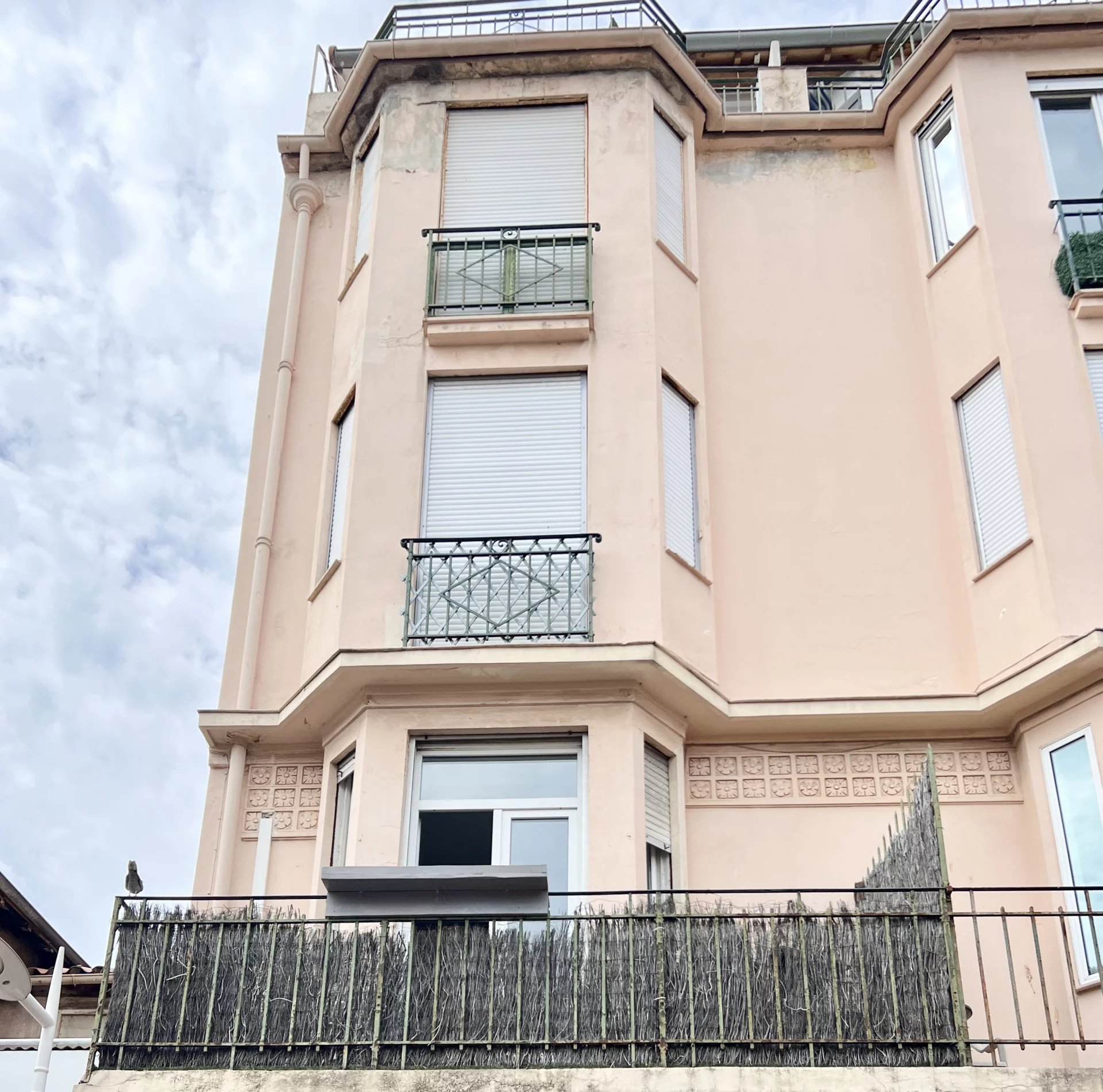 JUAN LES PINS: SUBLIME 2 ROOMS WITH LARGE  BALCONY IN THE HEART OF THE PINEDE