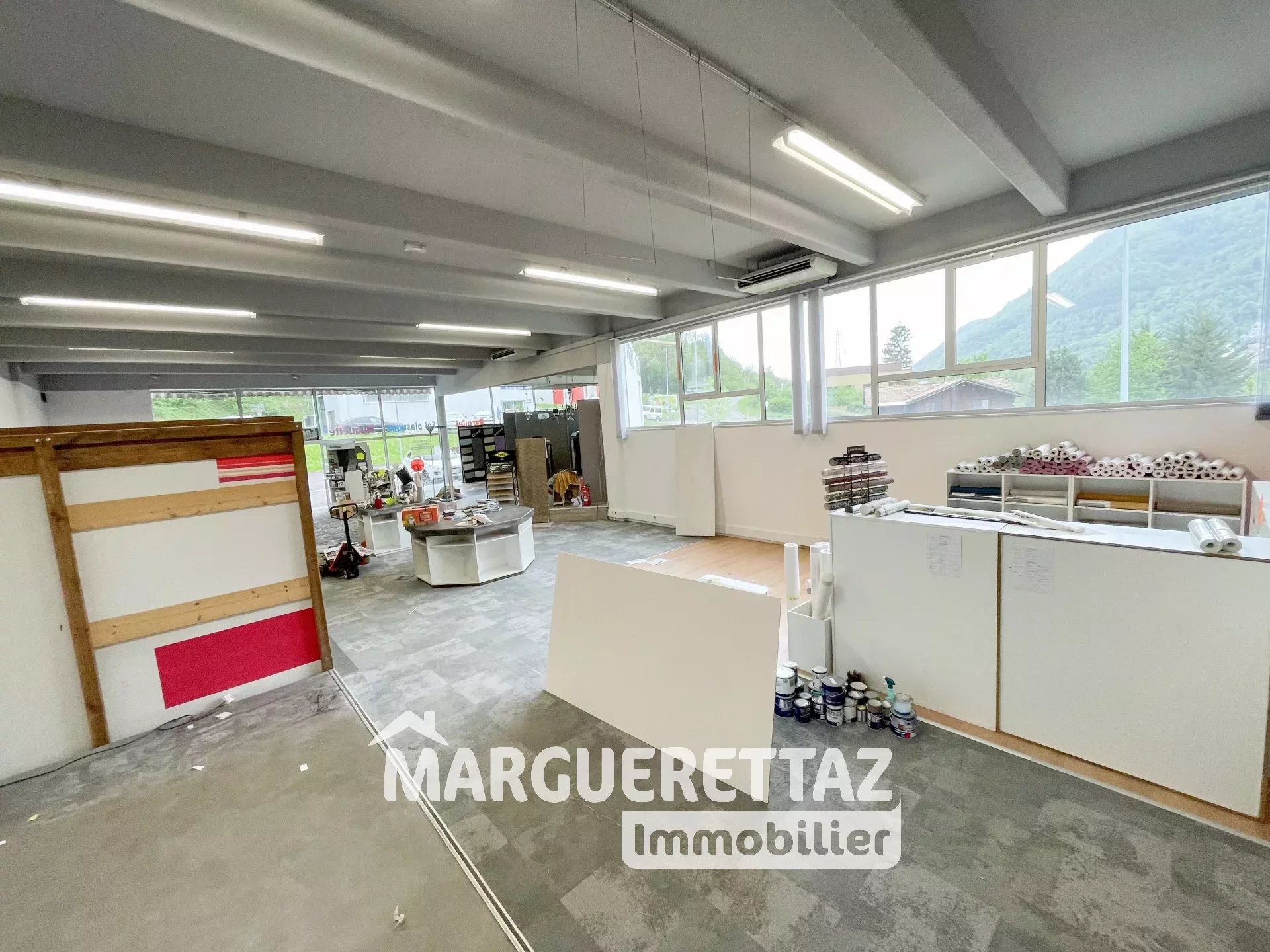 Local commercial / professionnel 323 m²