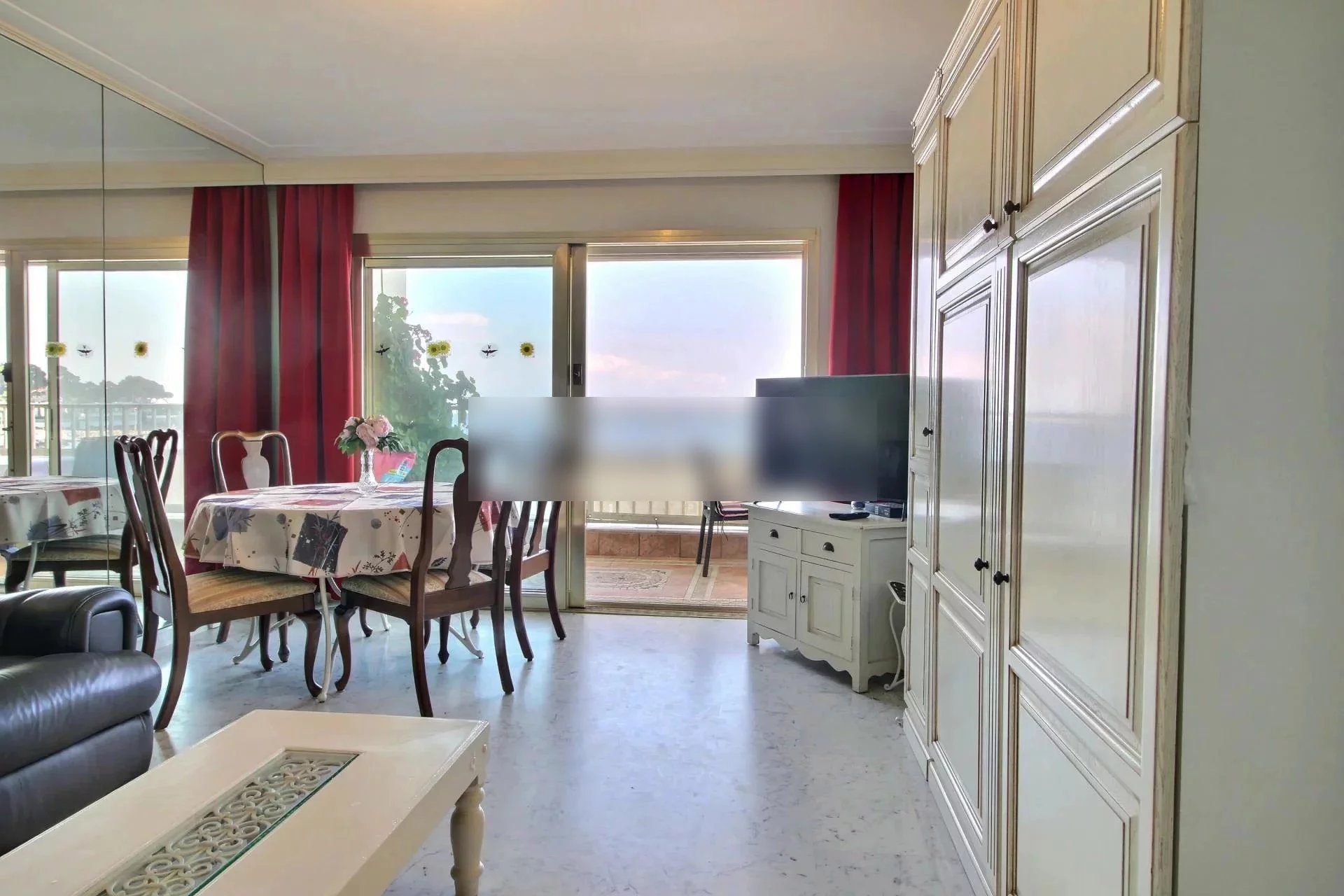 One bedroom apartment with sea view – Antibes
