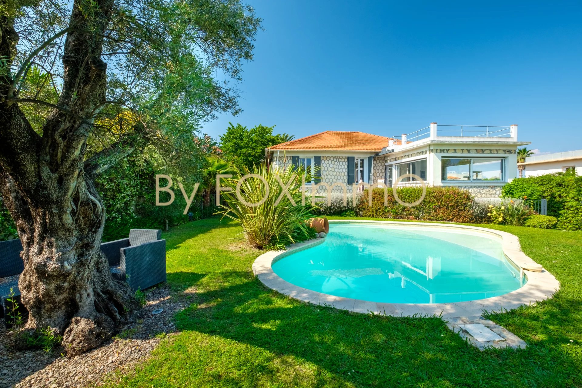 in Antibes, there is a beautiful villa of over 200m², located in a completely peaceful environment, with a swimming pool and views of the sea and mountains
