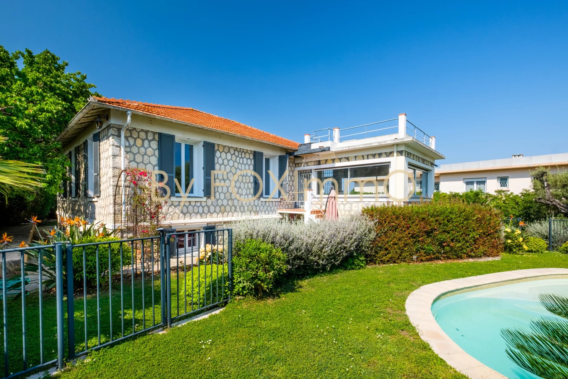 in Antibes, there is a beautiful villa of over 200m², located in a completely peaceful environment, with a swimming pool and views of the sea and mountains