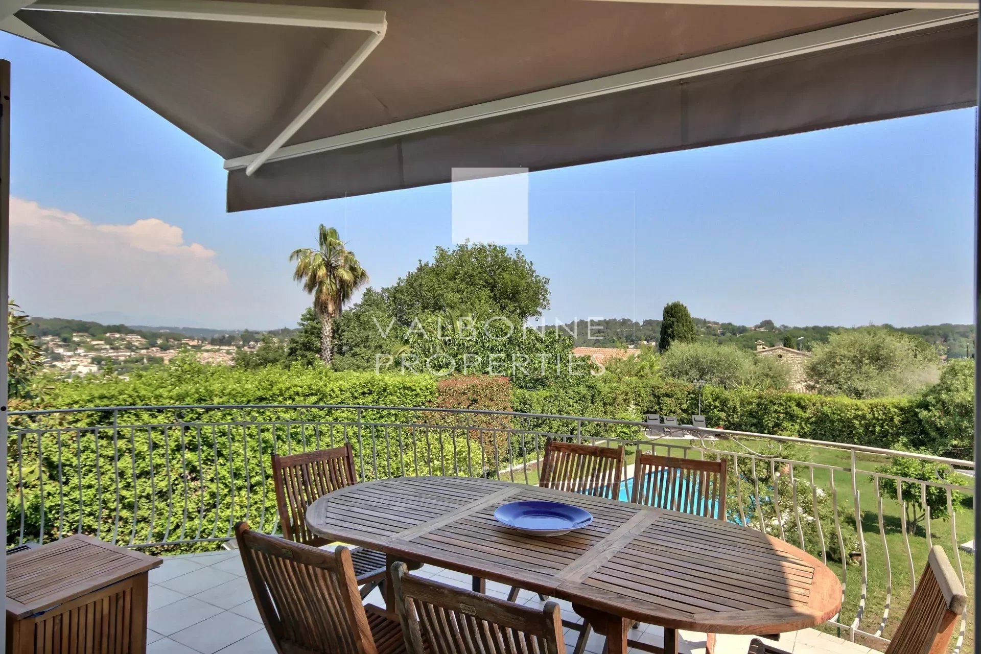 Charming villa in a dominant position walking distance from Valbonne