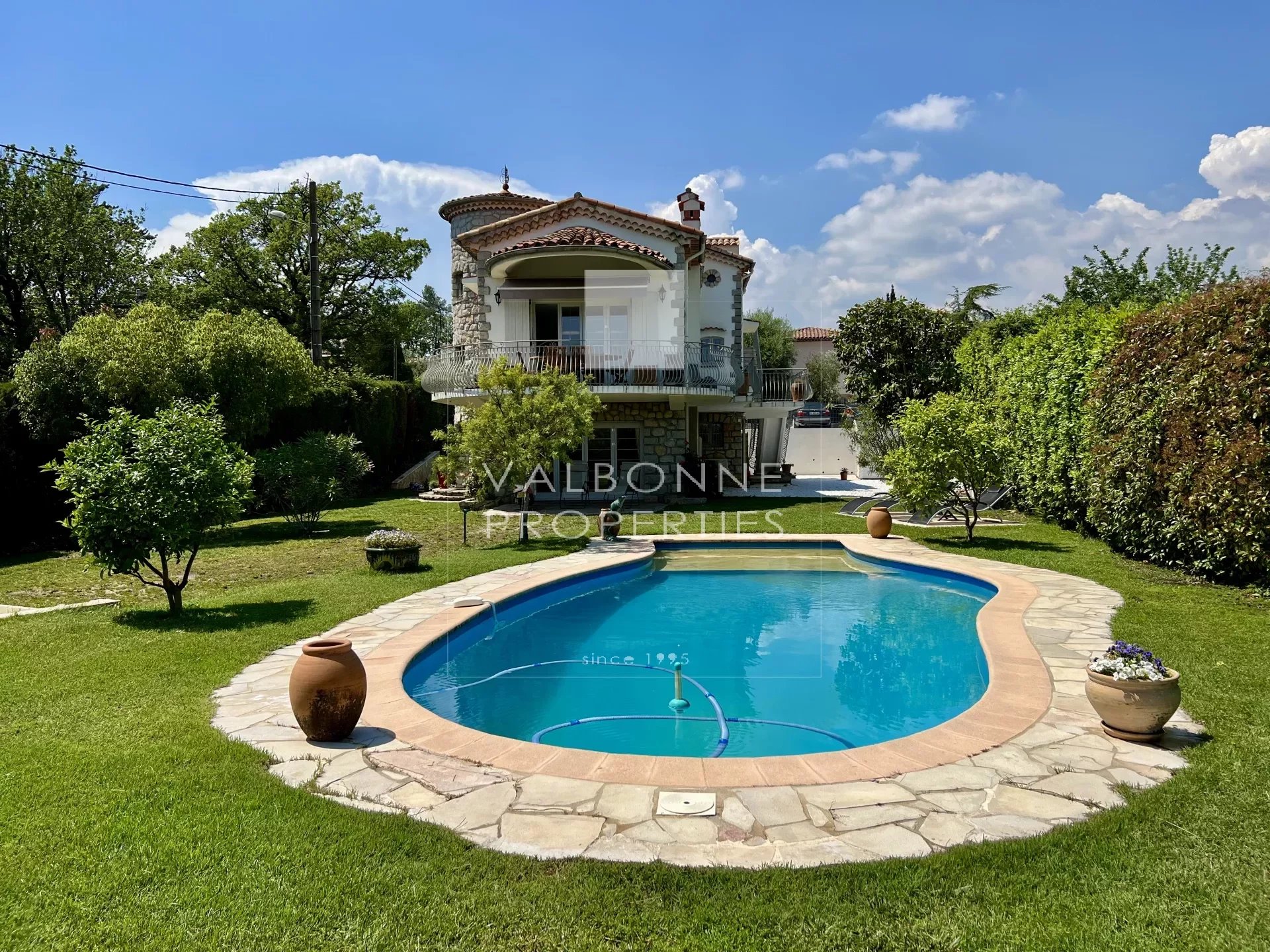 Charming villa in a dominant position walking distance from Valbonne