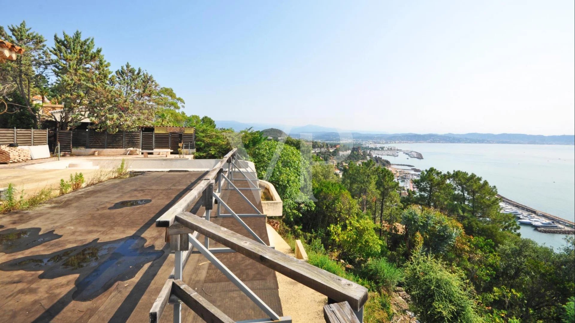 Villa with panoramic sea view in a private estate