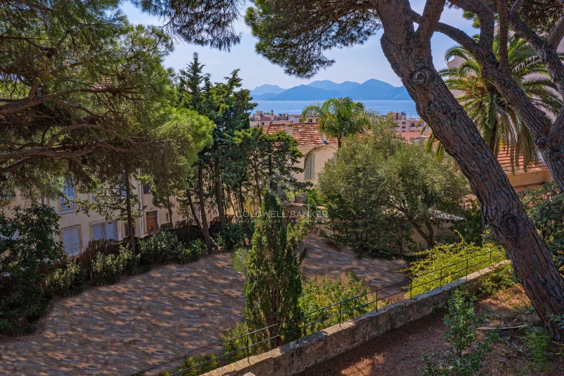 Authentic castle located in Cannes and enjoying a panoramic Seaview
