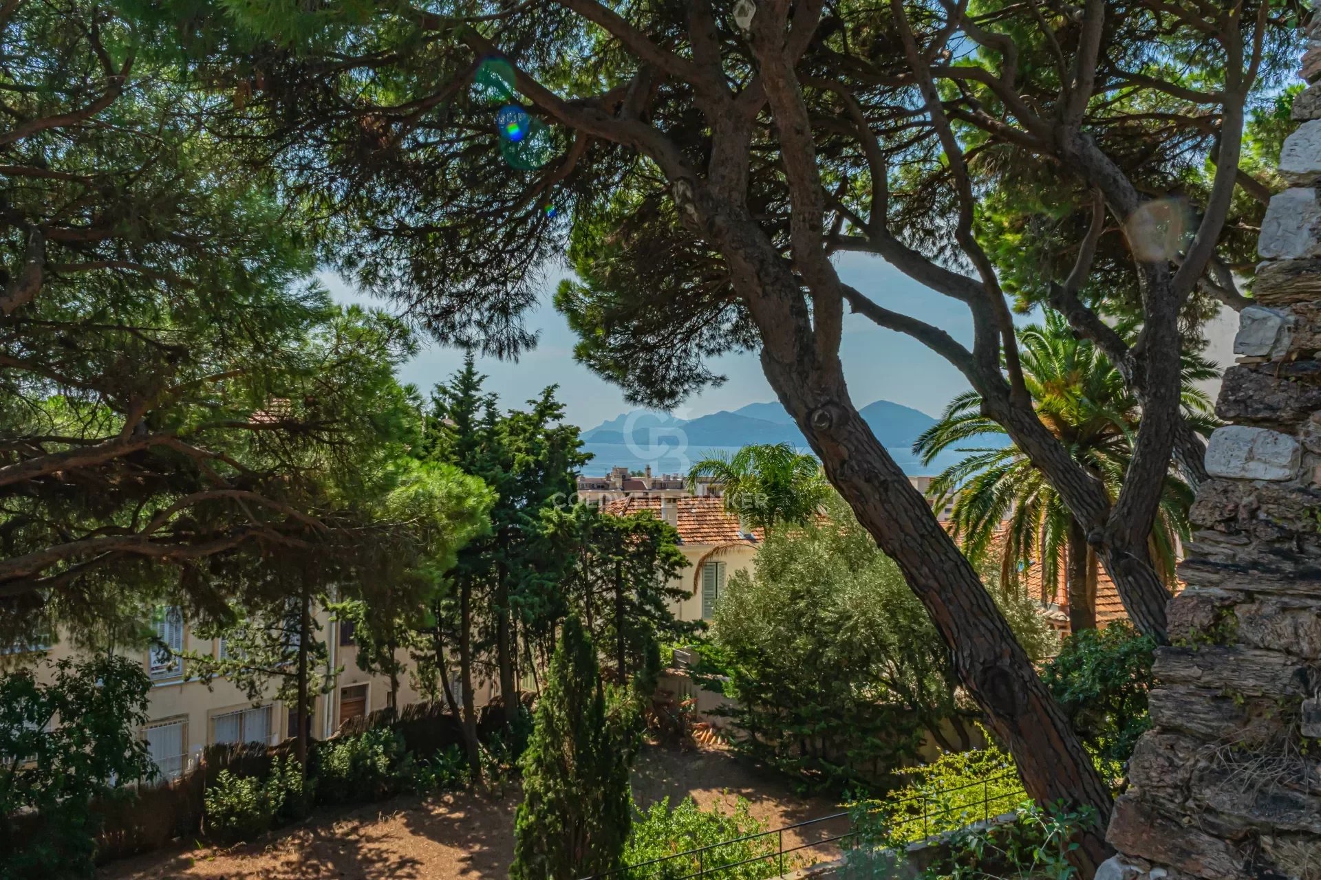 Authentic castle located in Cannes and enjoying a panoramic Seaview