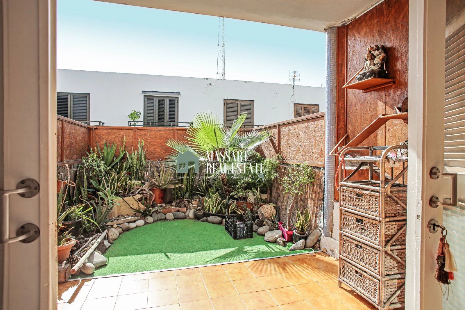 Bungalow réparti sur trois étages situé dans un complexe résidentiel avec piscine commune, à Las Américas.