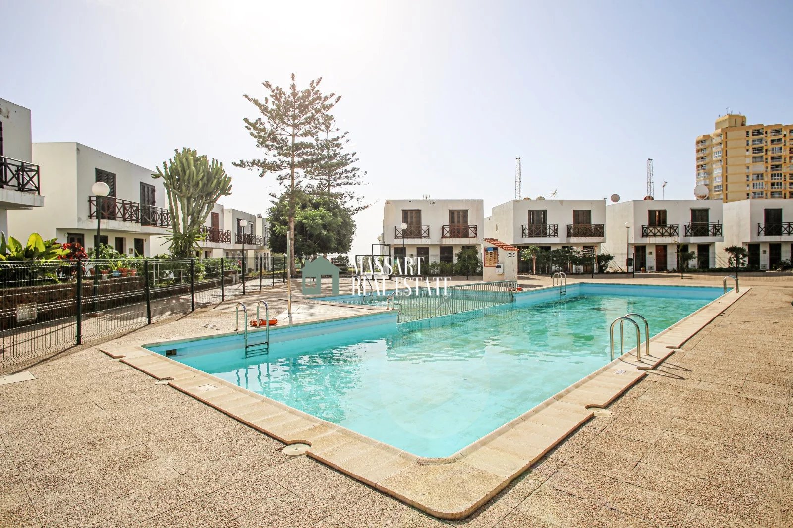 Bungalow distribuido en tres plantas ubicado en un complejo residencial con piscina comunitaria, en Las Américas.