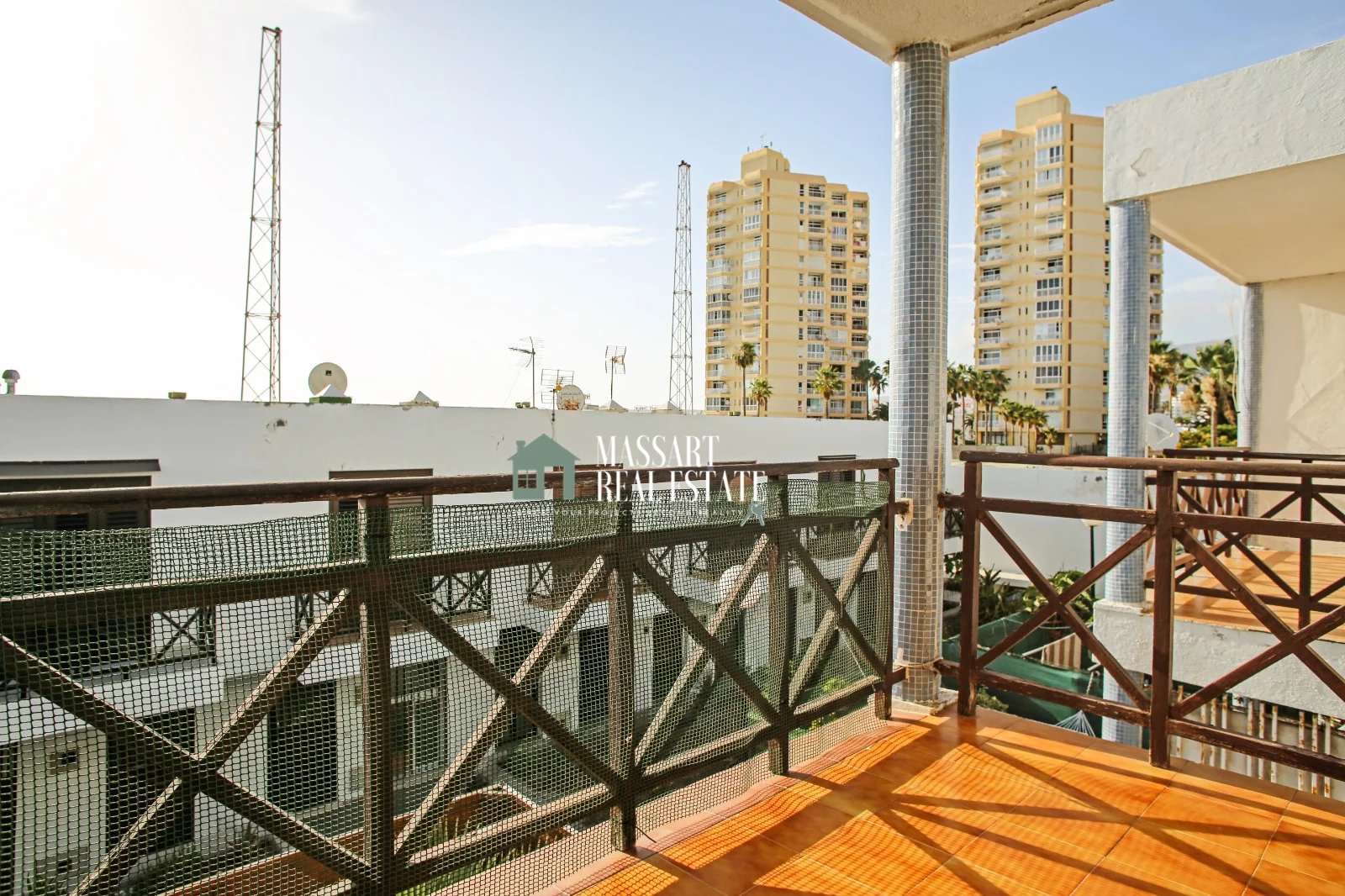Bungalow distribuito su tre piani situato in un complesso residenziale con piscina comune, a Las Américas.