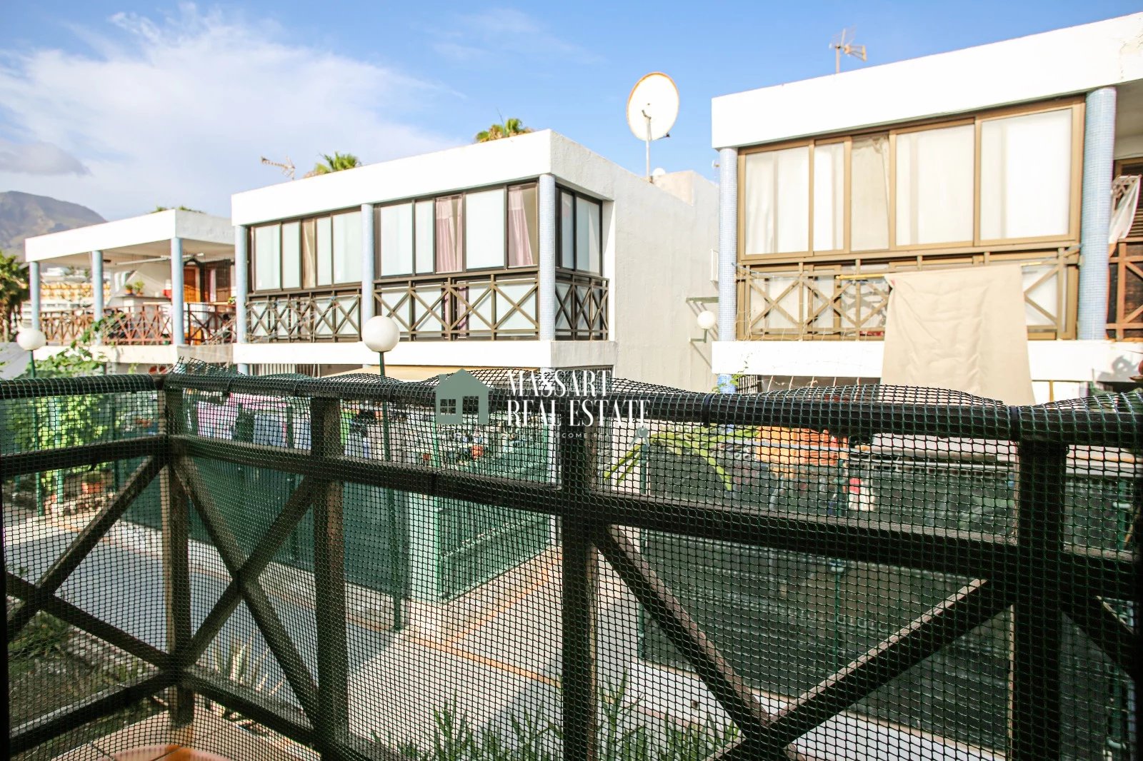 Bungalow verdeeld over drie verdiepingen gelegen in een wooncomplex met gemeenschappelijk zwembad, in Las Américas.