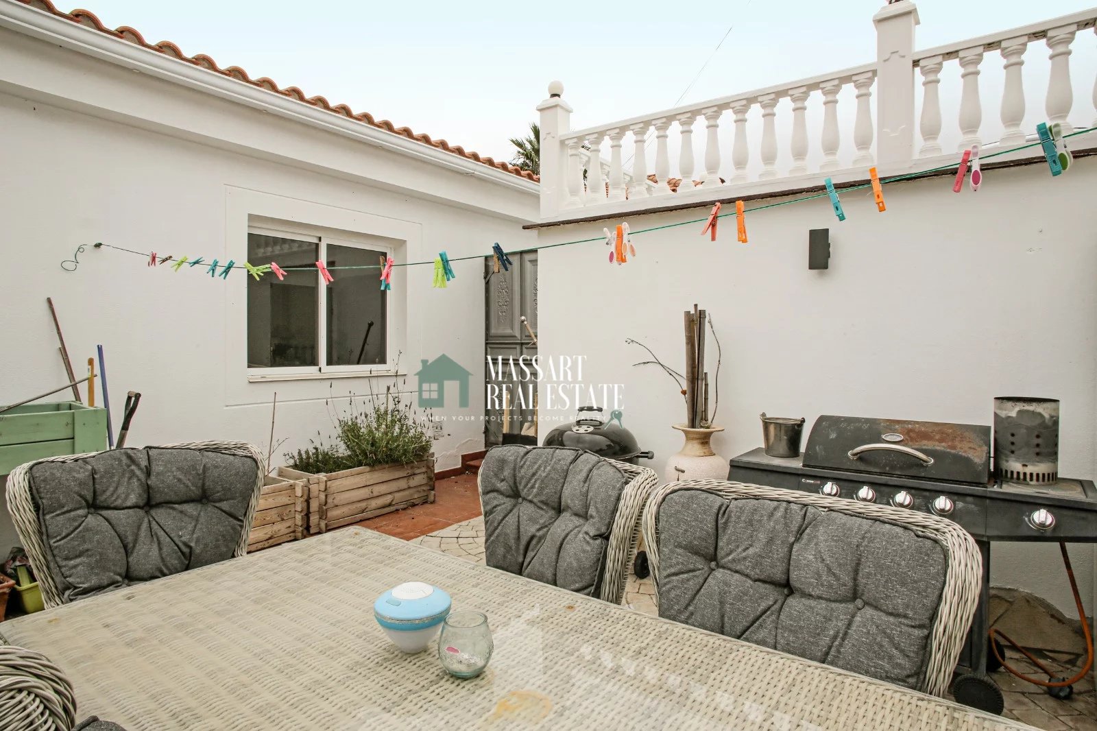 Recently renovated 124 m2 house with an elegant design, located on a 356 m2 plot, in the town of El Frontón.