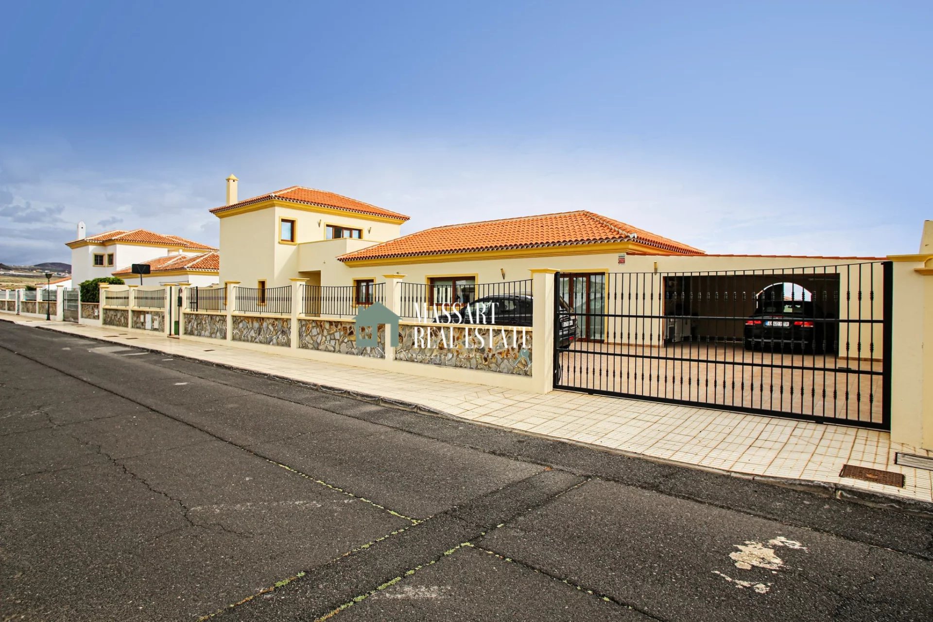 Modern villa located on a 1024 m2 plot in Alamos Park (Golf del Sur).