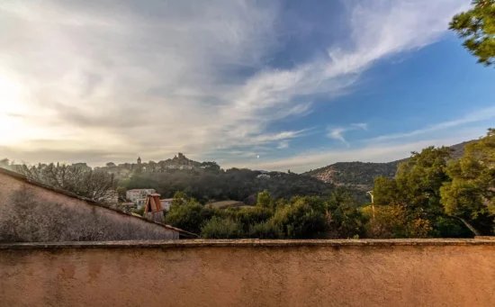 Close to the centre of Grimaud - House with panoramic views