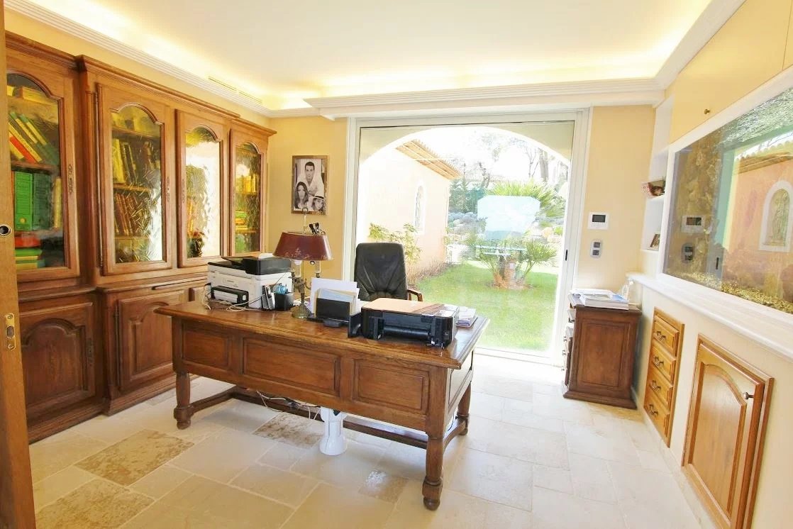 LUXURIOUS PROPERTY IN MOUGINS